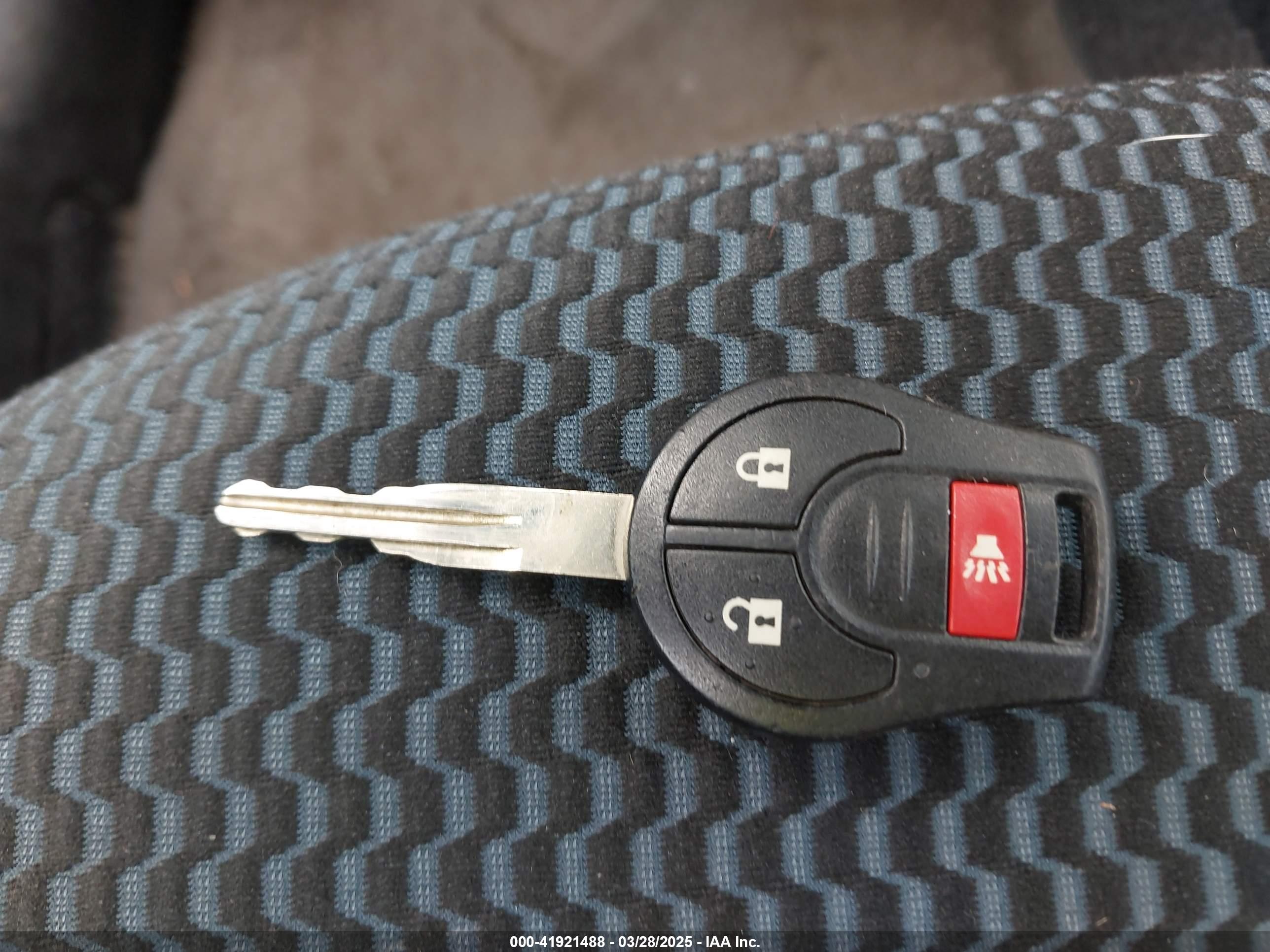 NISSAN VERSA image 11