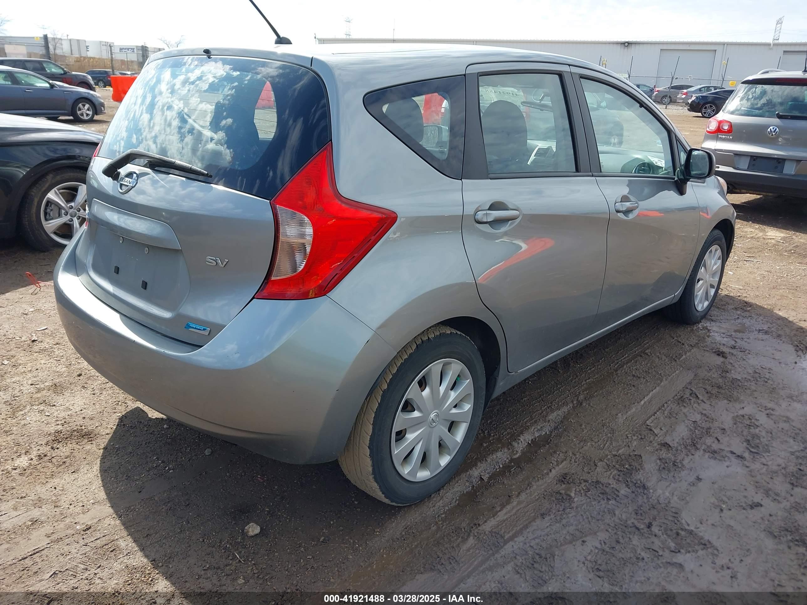 NISSAN VERSA image 4