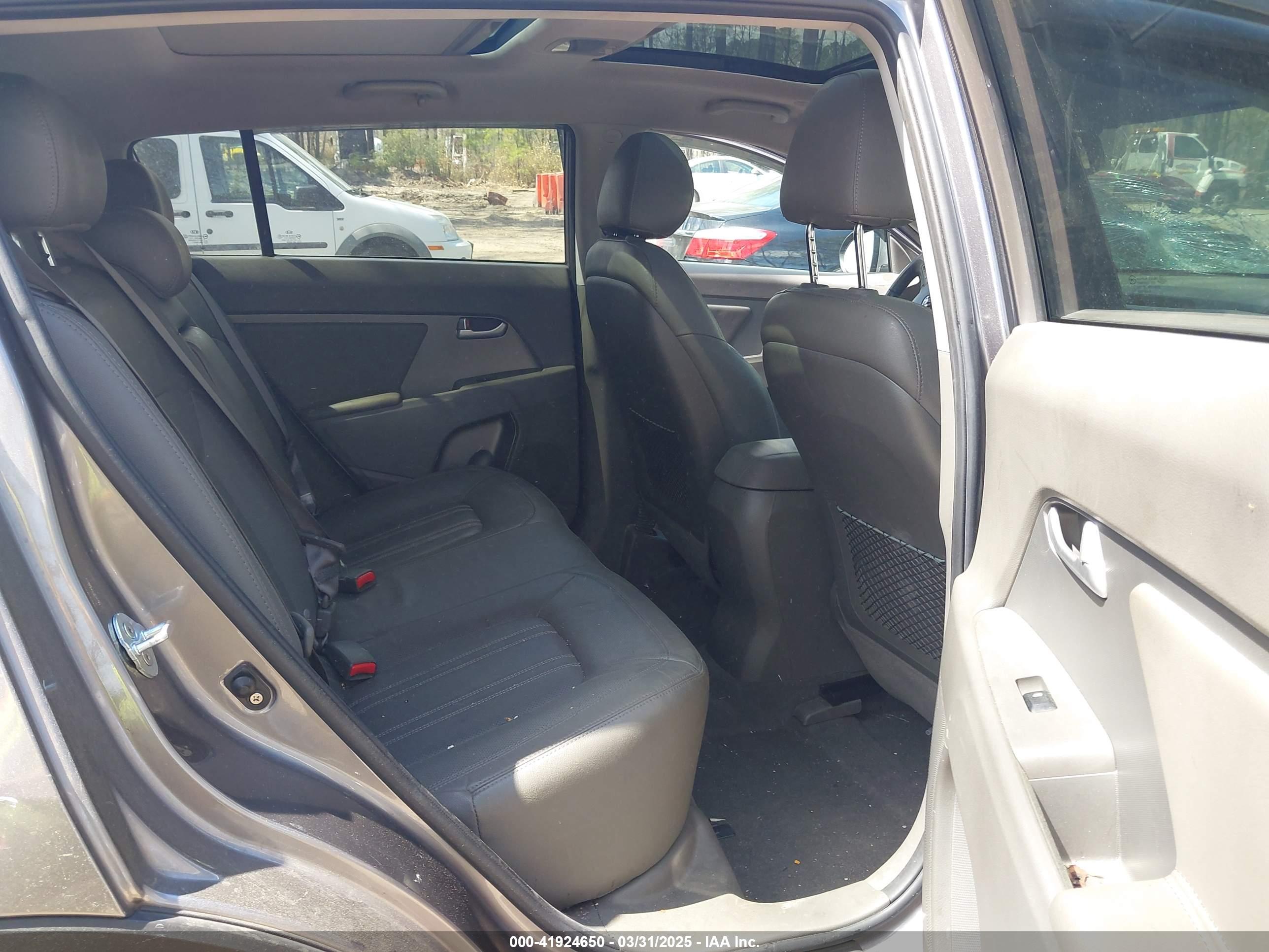 KIA SPORTAGE image 8