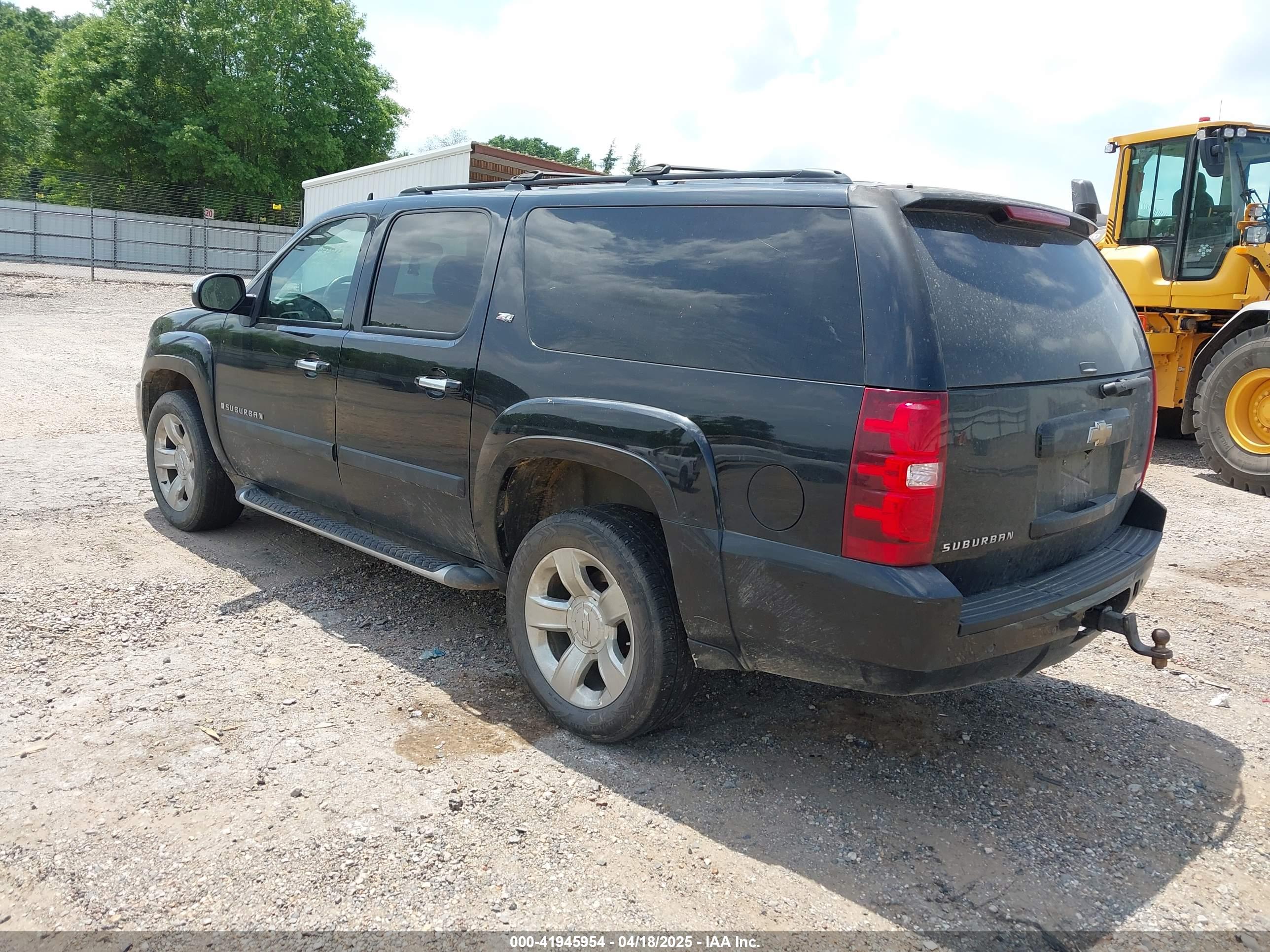 CHEVROLET SUBURBAN image 3
