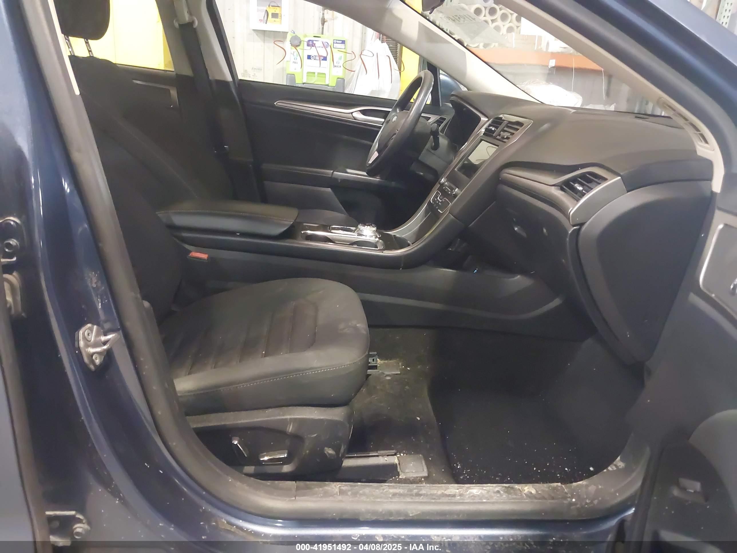 FORD FUSION image 5