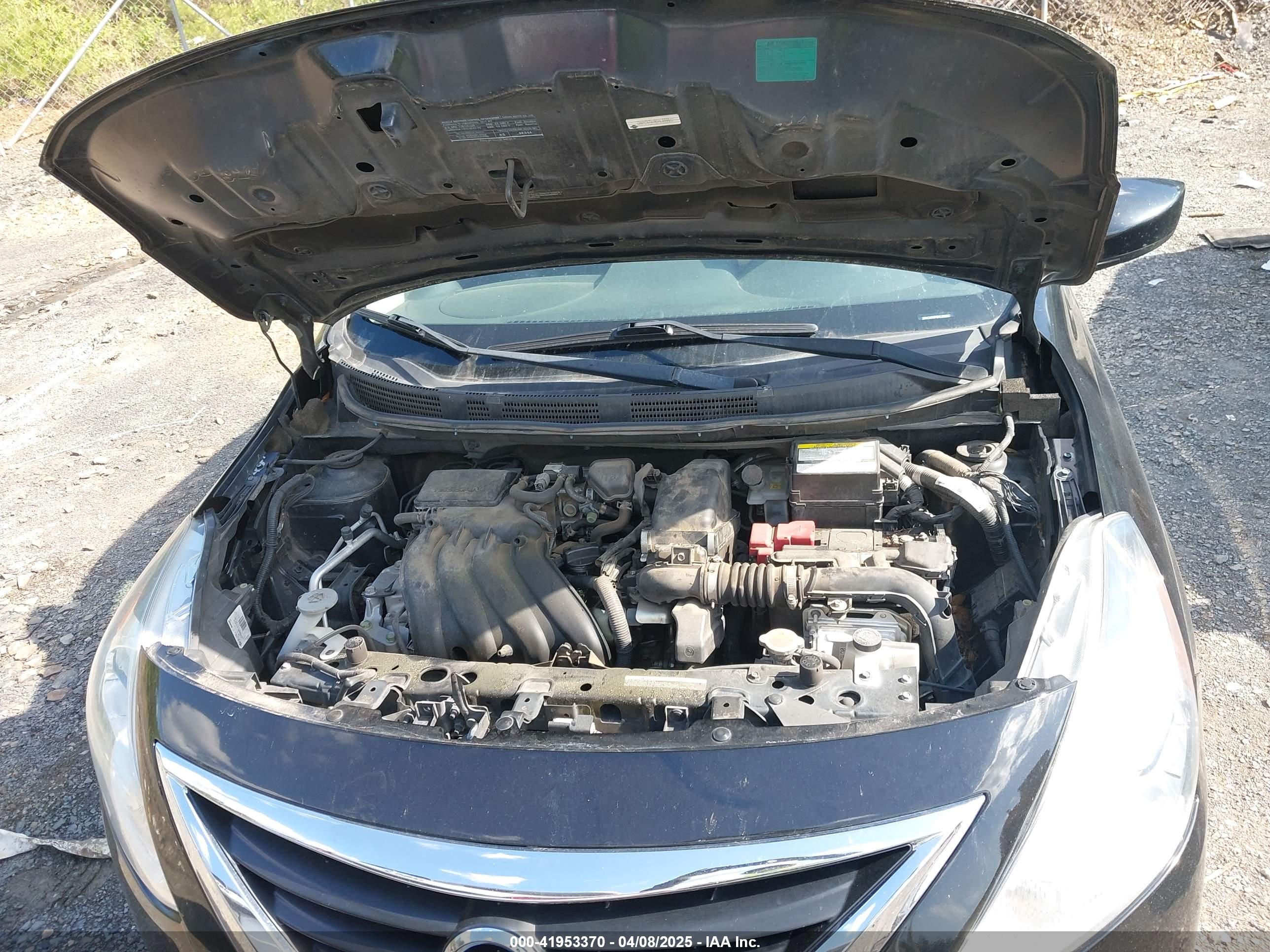 NISSAN VERSA image 10