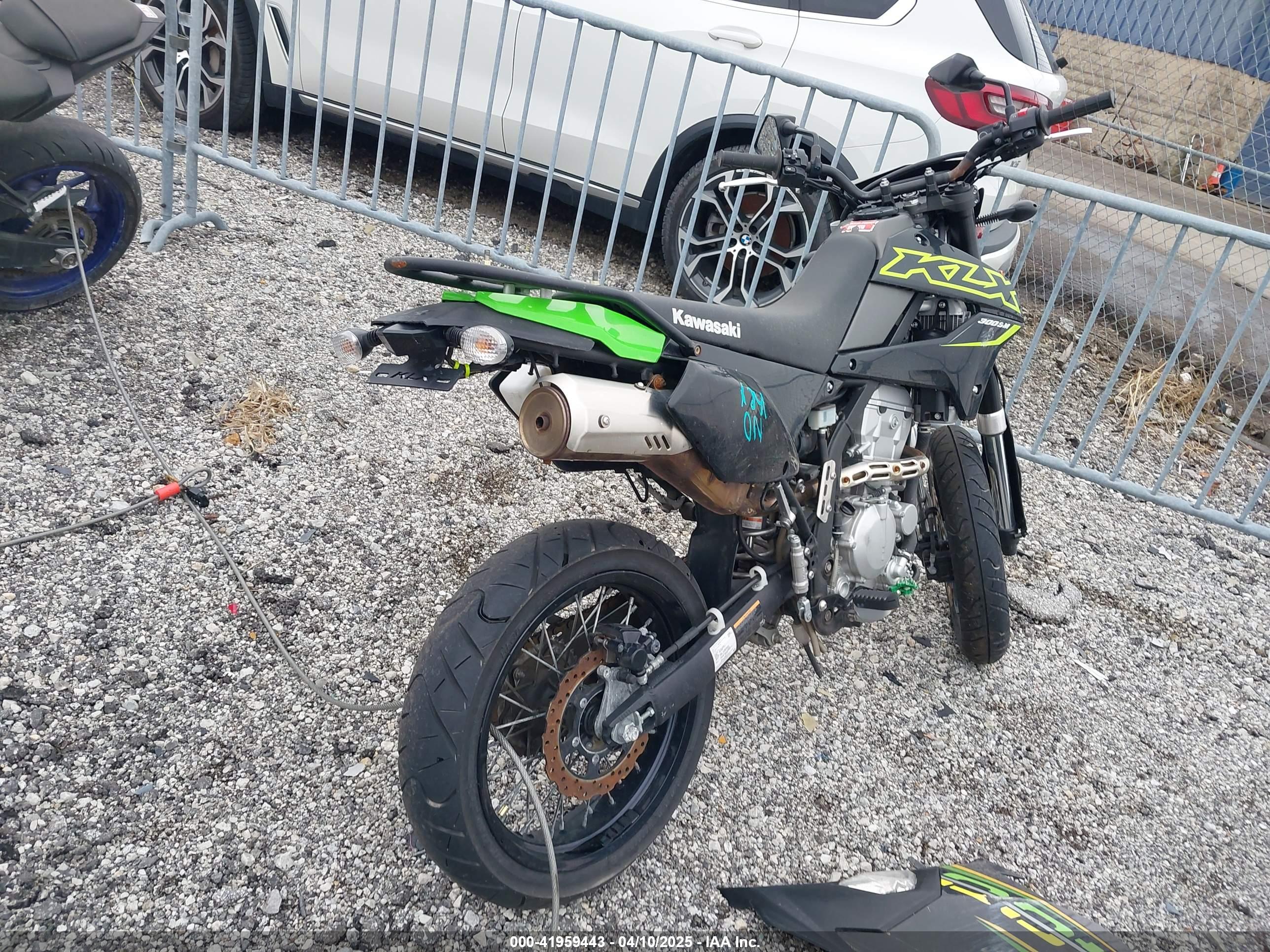 KAWASAKI KLX300 image 4
