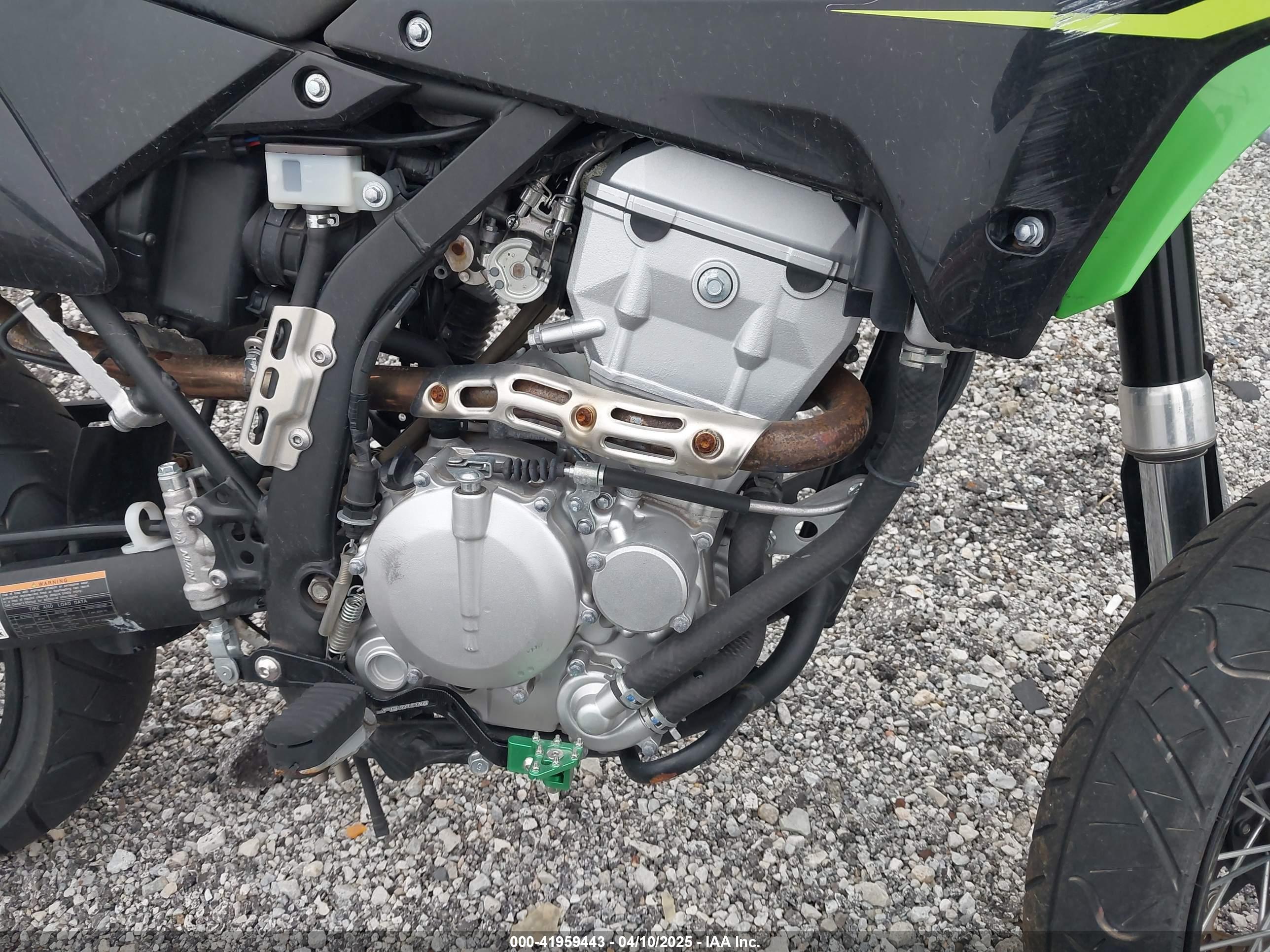 KAWASAKI KLX300 image 8