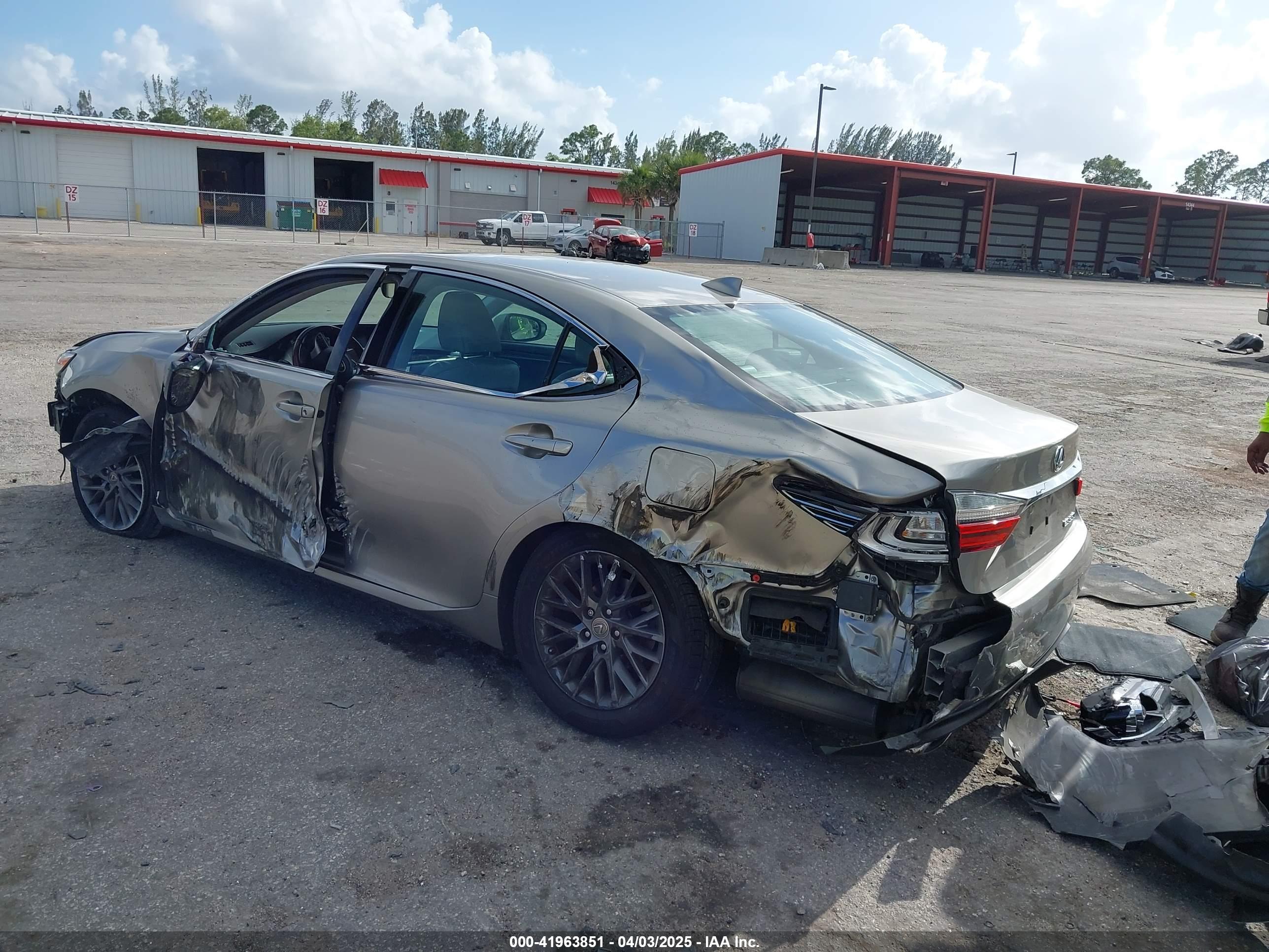 LEXUS ES image 3