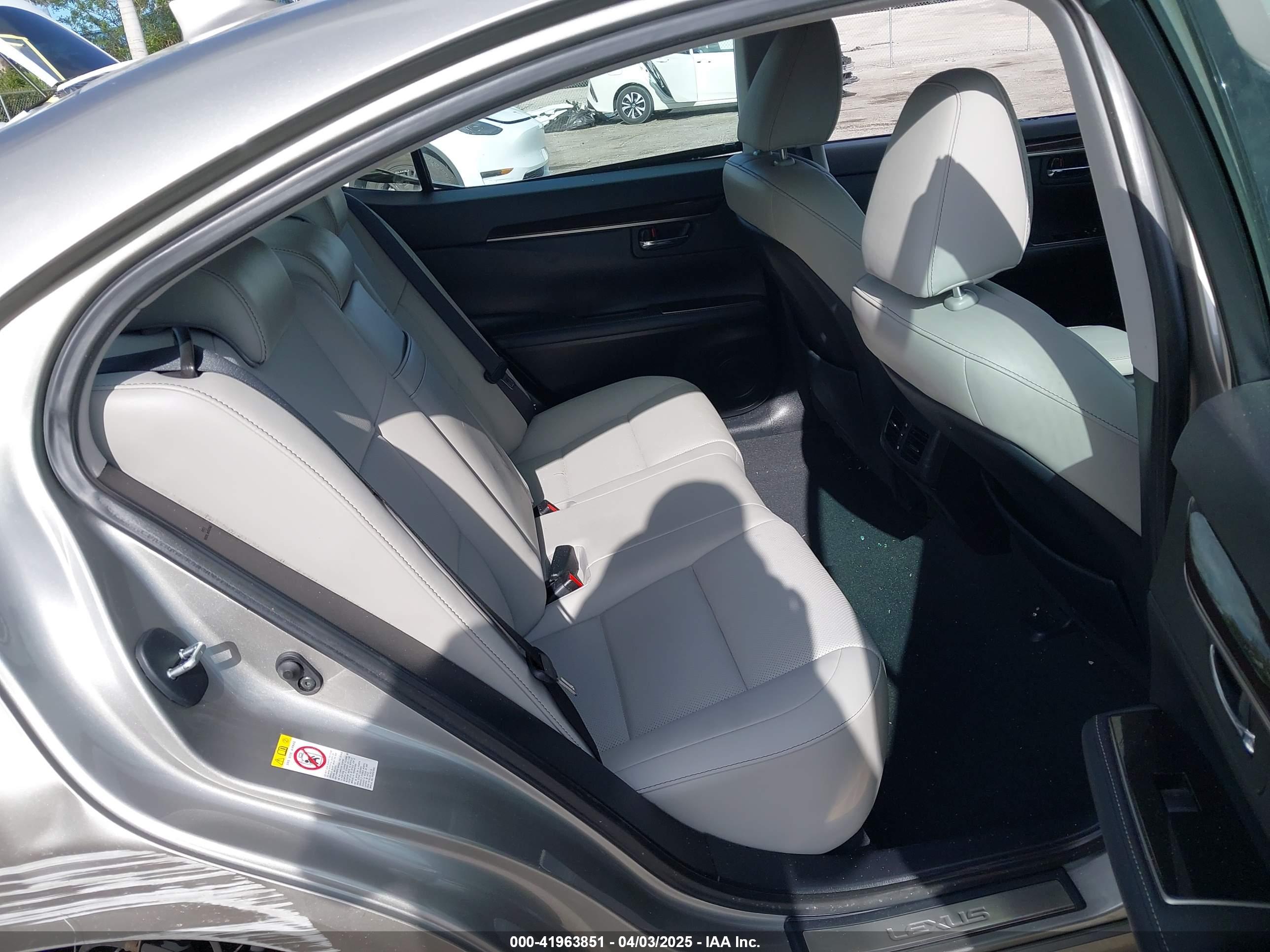 LEXUS ES image 8