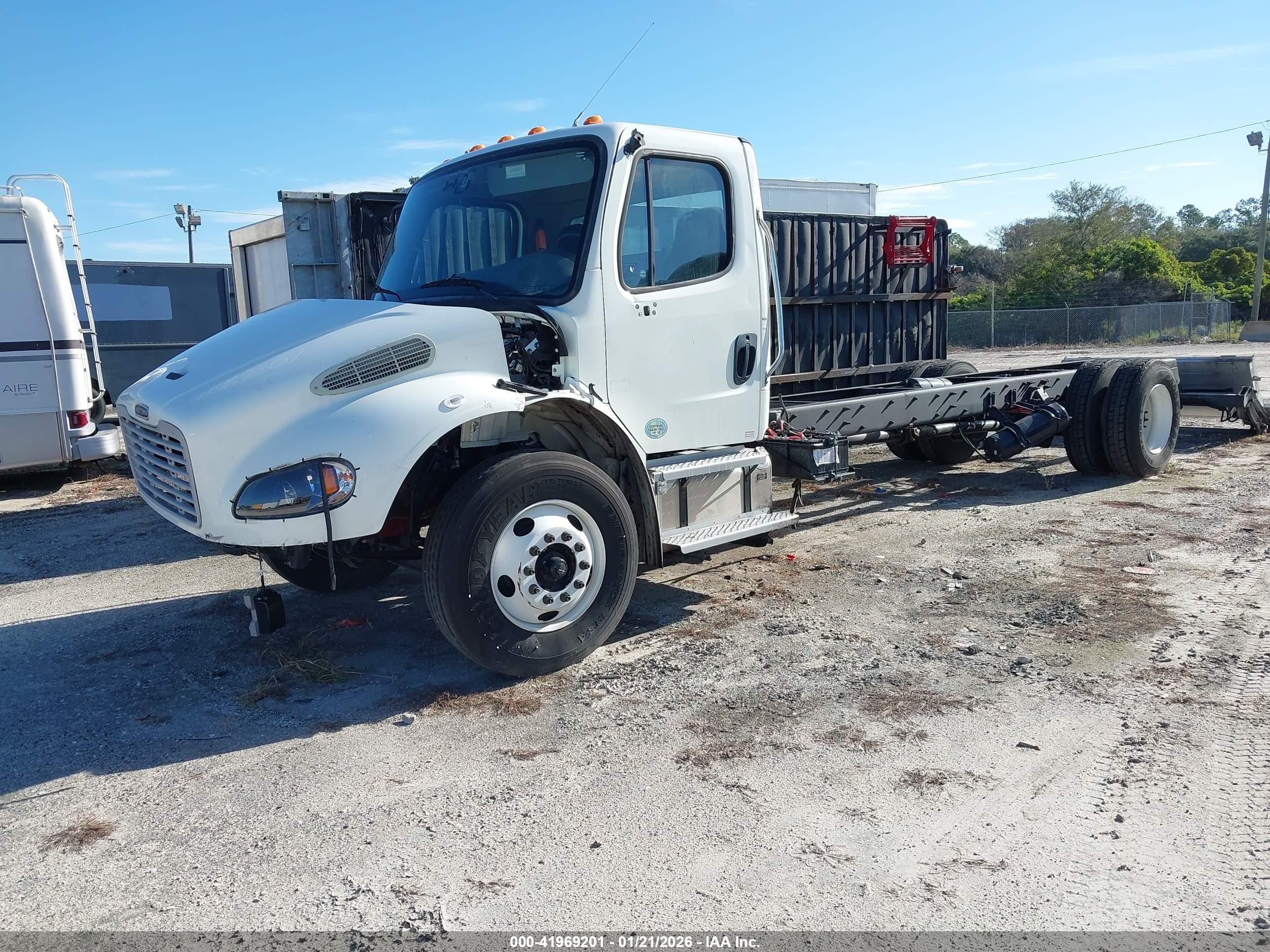 FREIGHTLINER M2 image 2