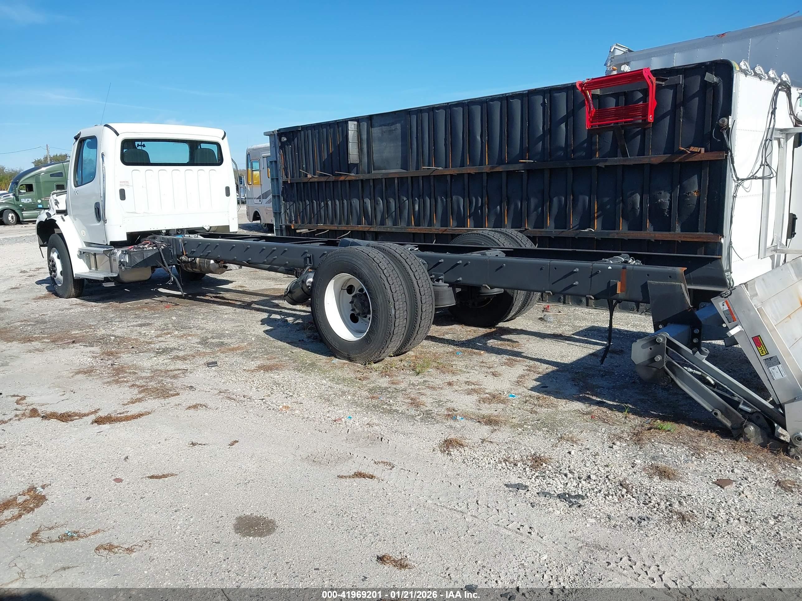 FREIGHTLINER M2 image 3