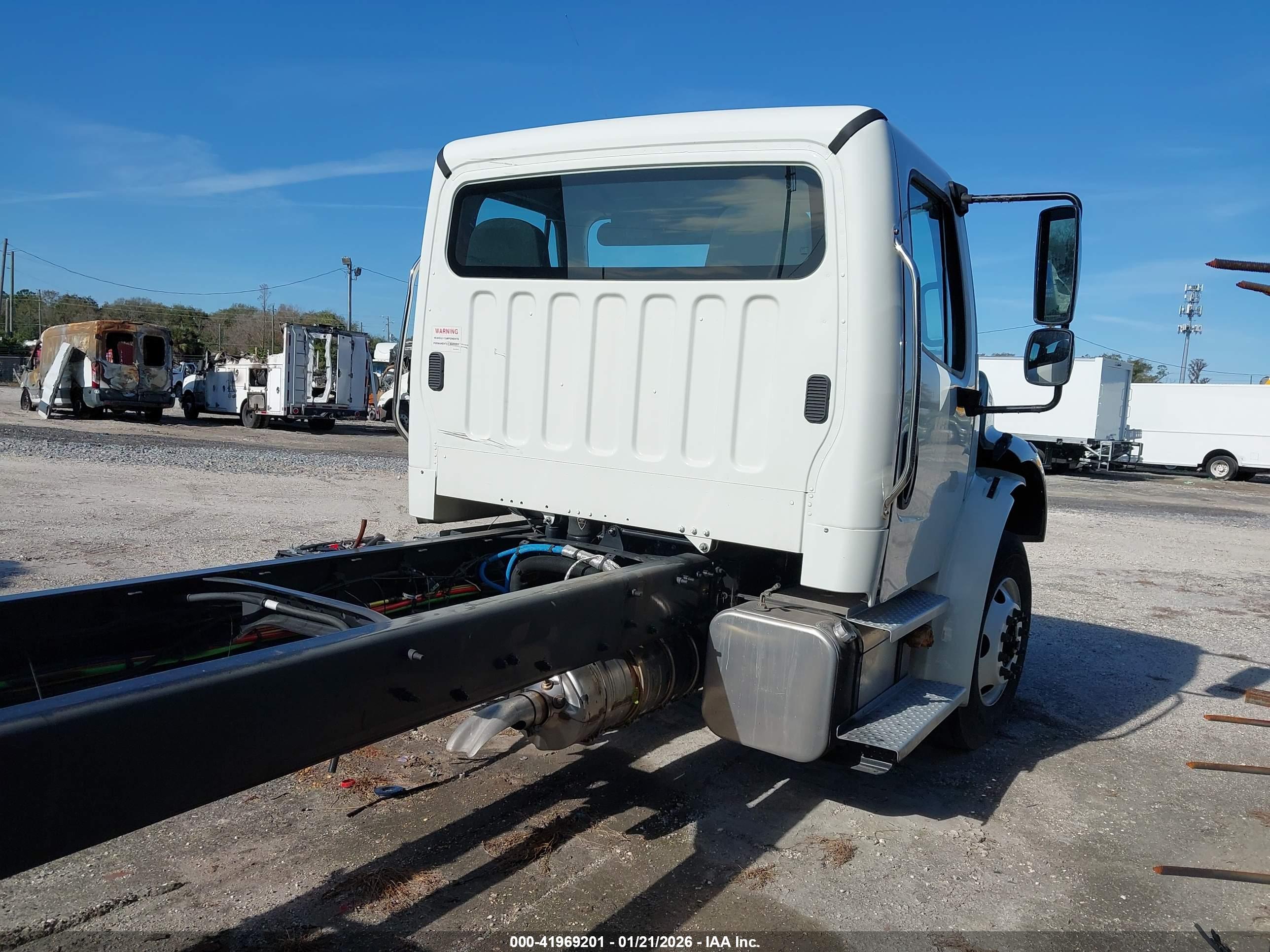 FREIGHTLINER M2 image 4