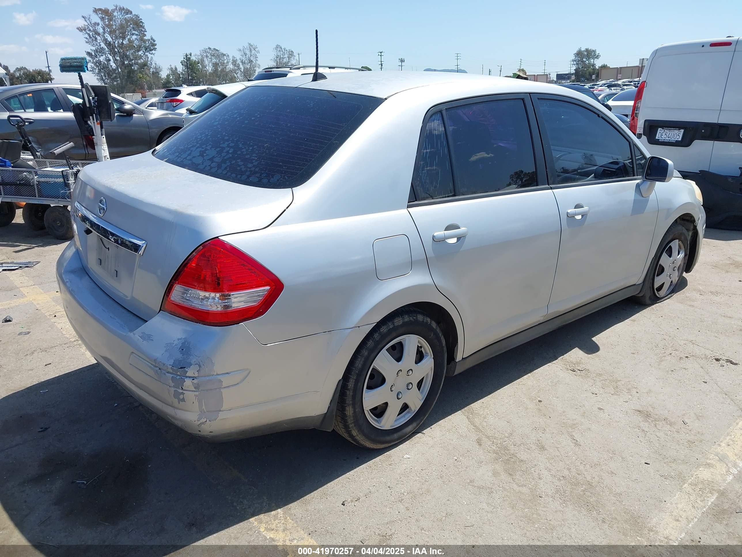 NISSAN VERSA image 4