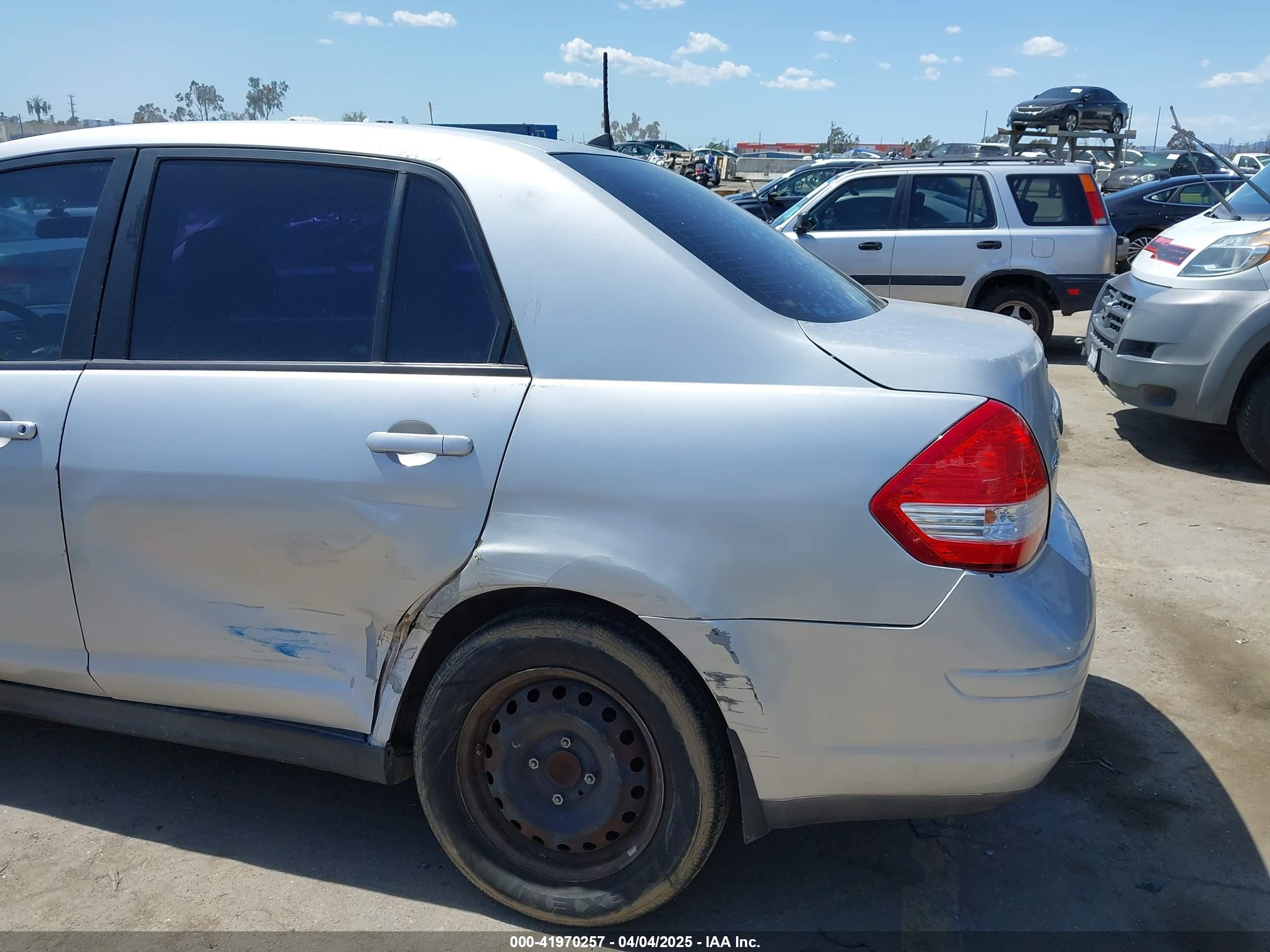 NISSAN VERSA image 6