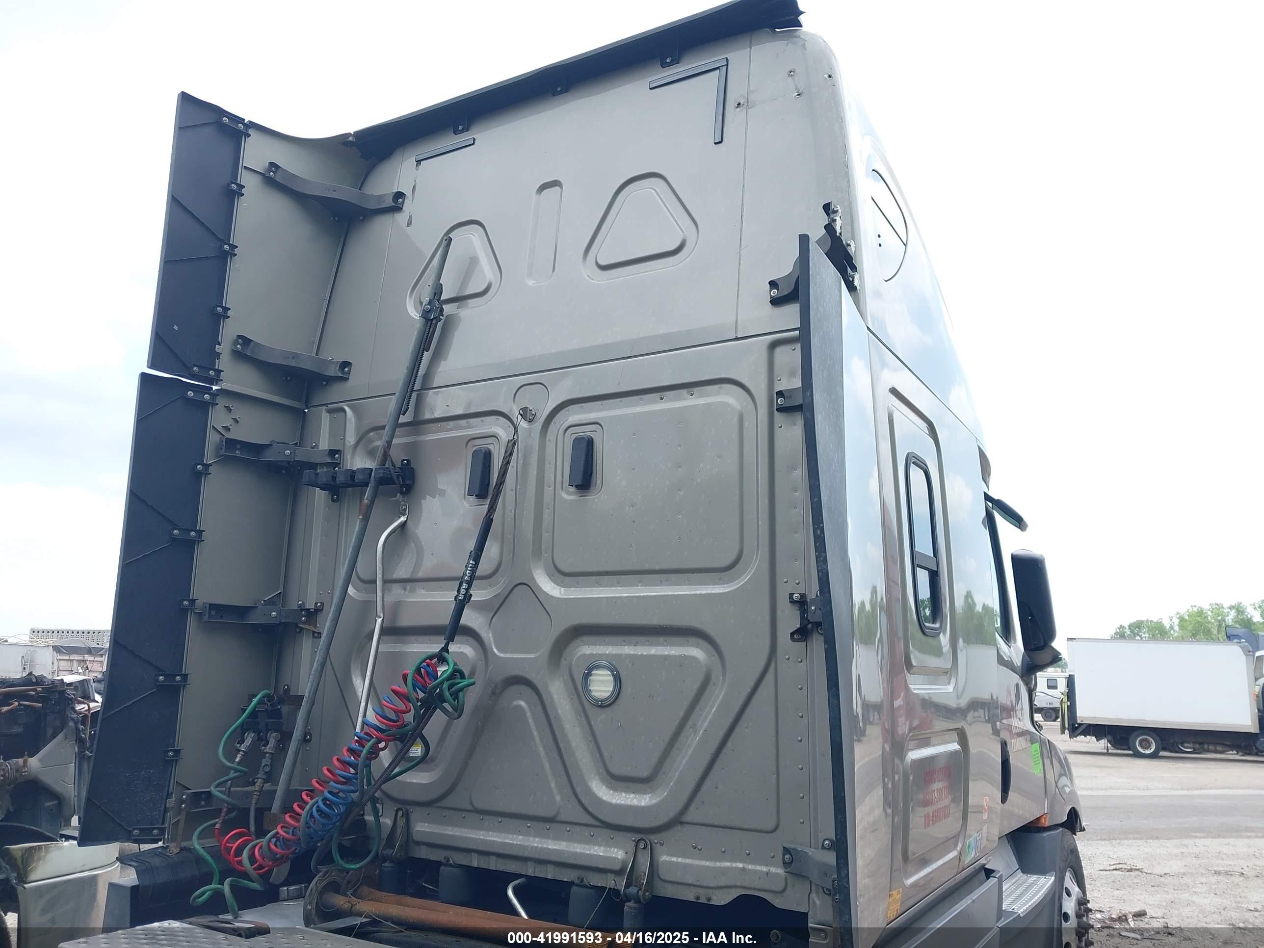 FREIGHTLINER NEW image 4