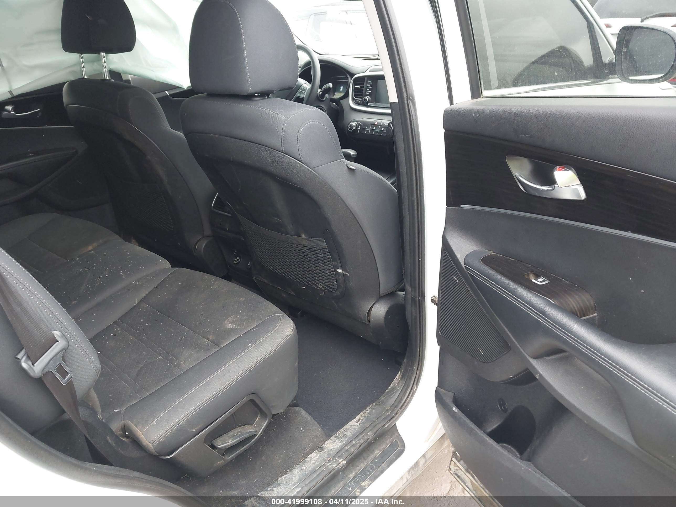 KIA SORENTO image 8