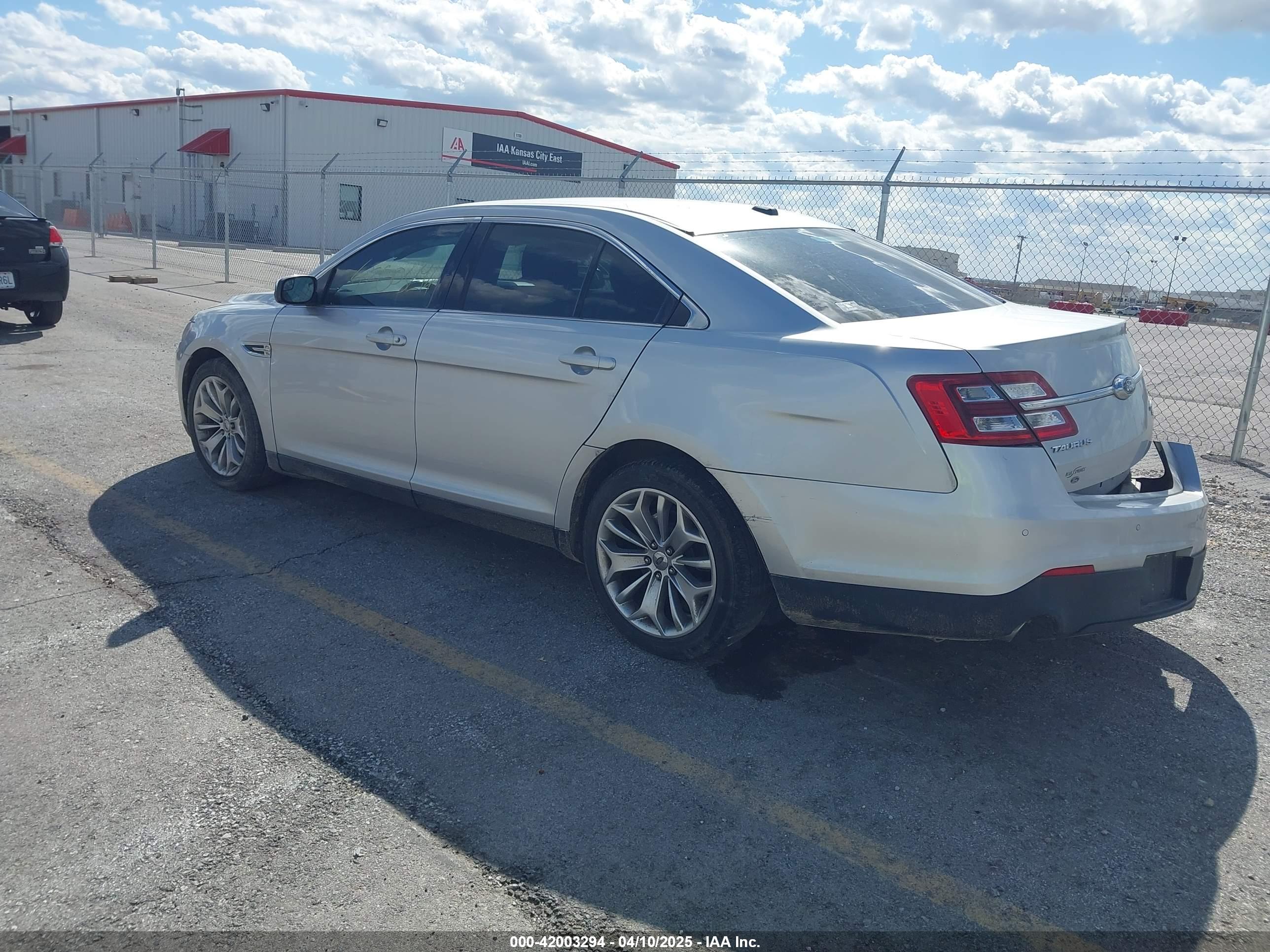 FORD TAURUS image 3