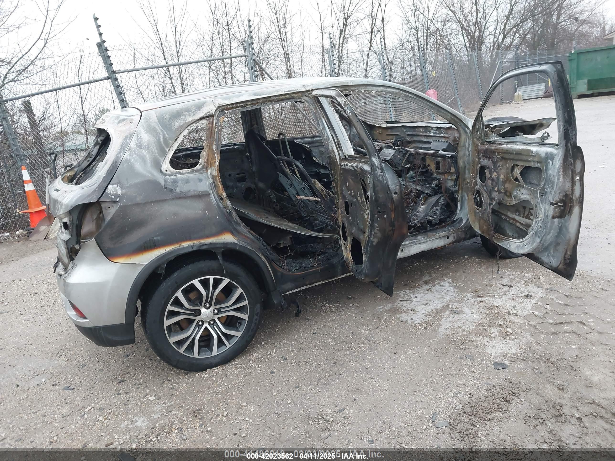 MITSUBISHI OUTLANDER image 4