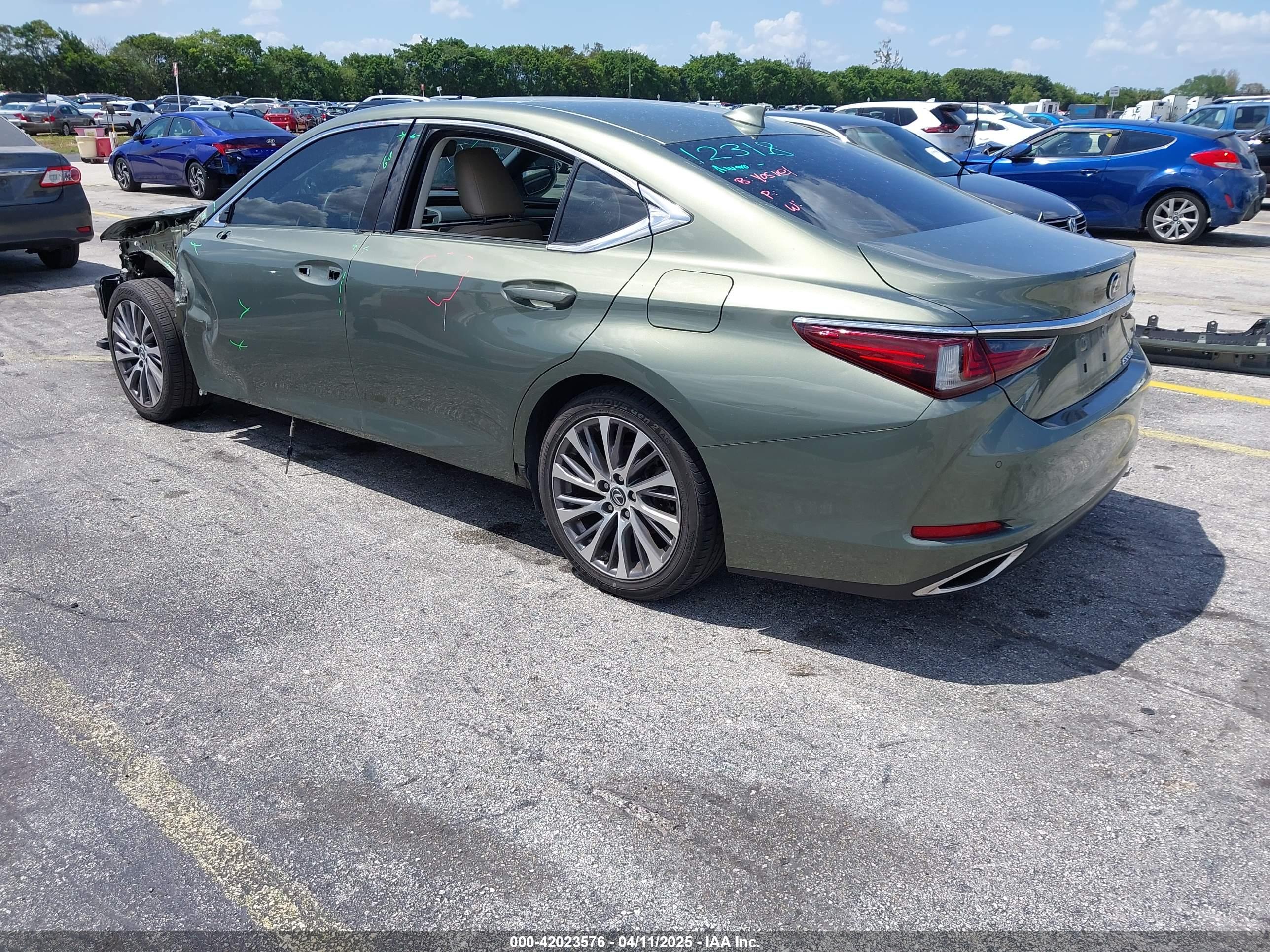LEXUS ES image 3