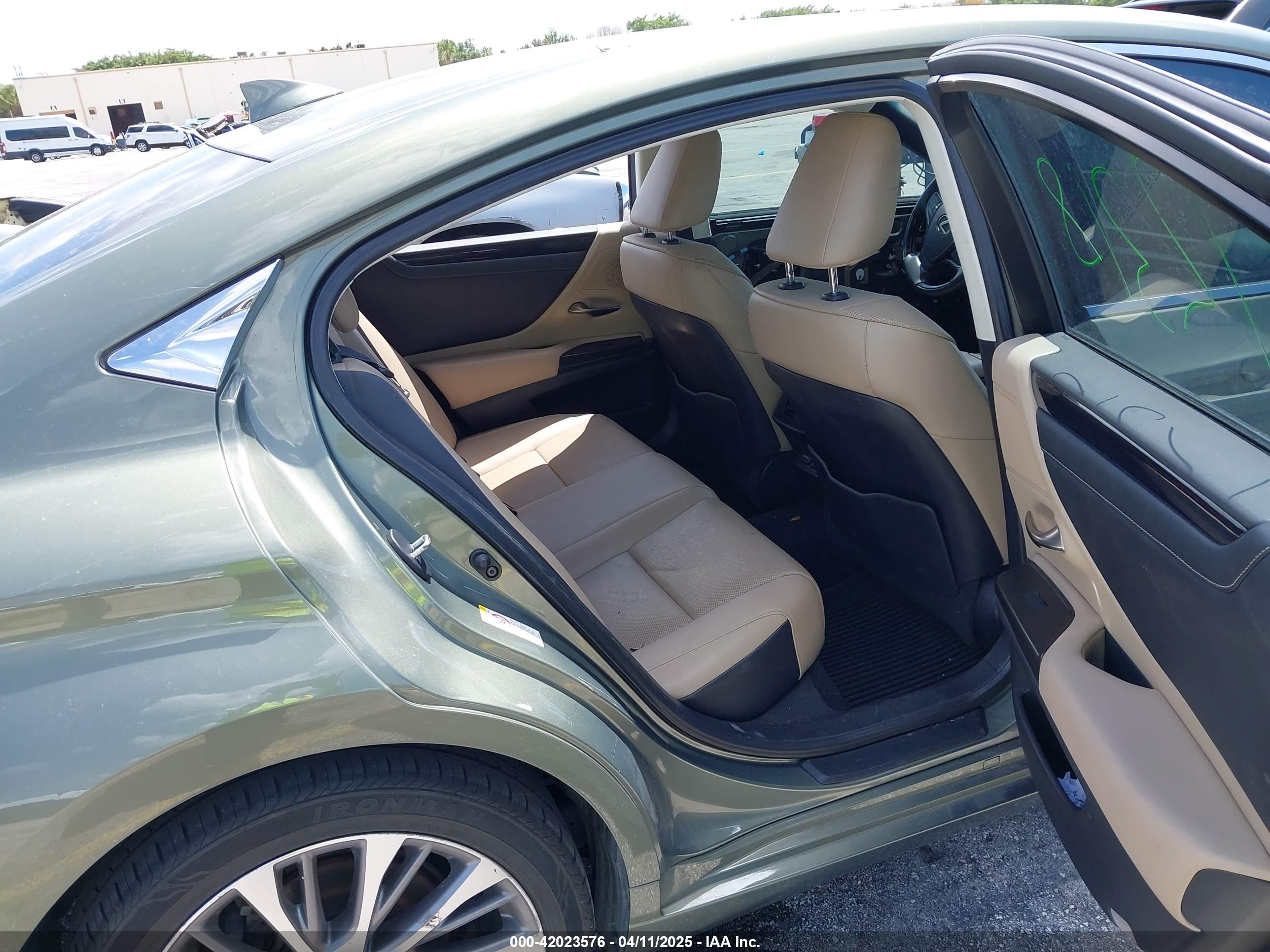 LEXUS ES image 8