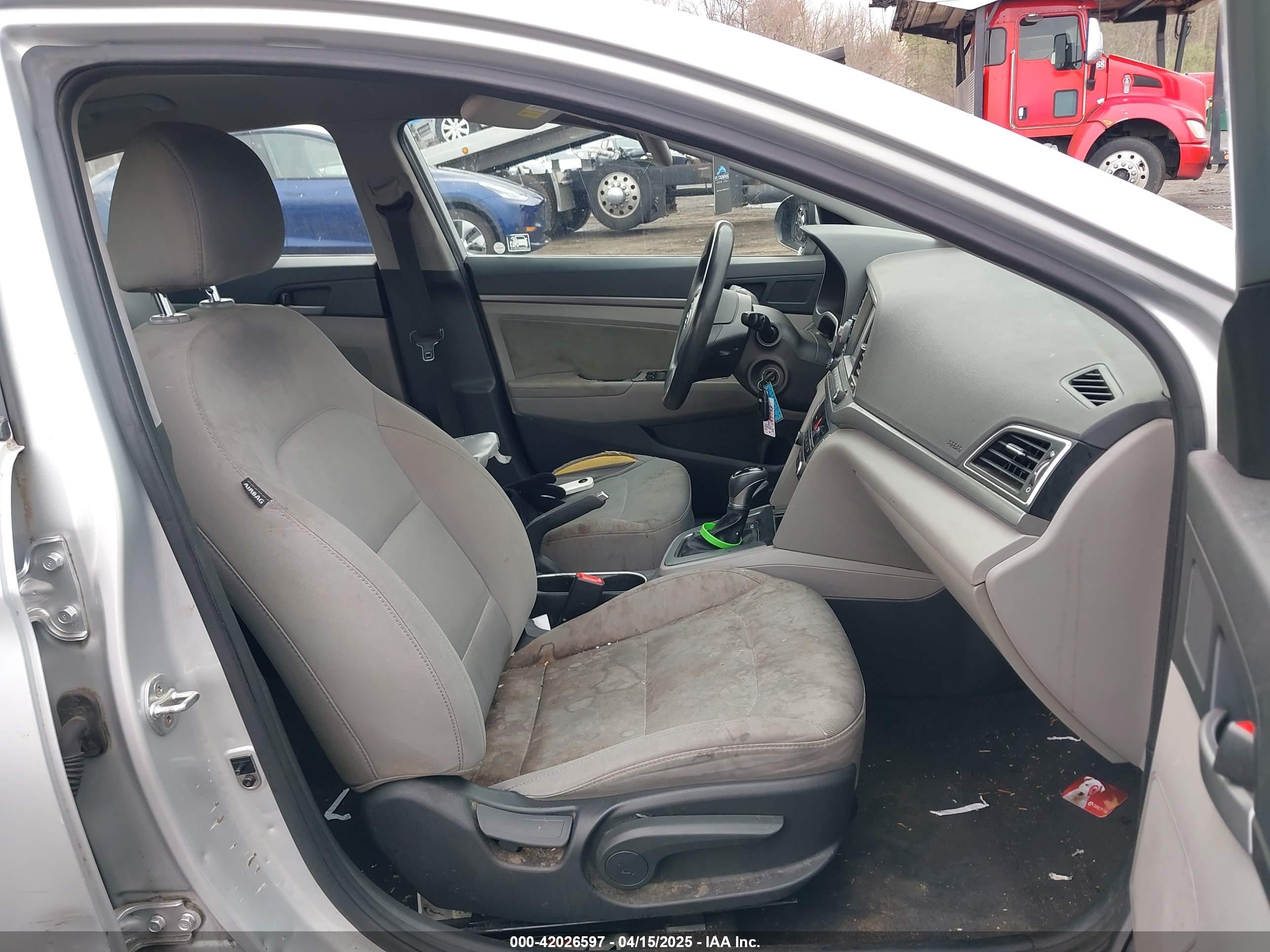 HYUNDAI ELANTRA image 5