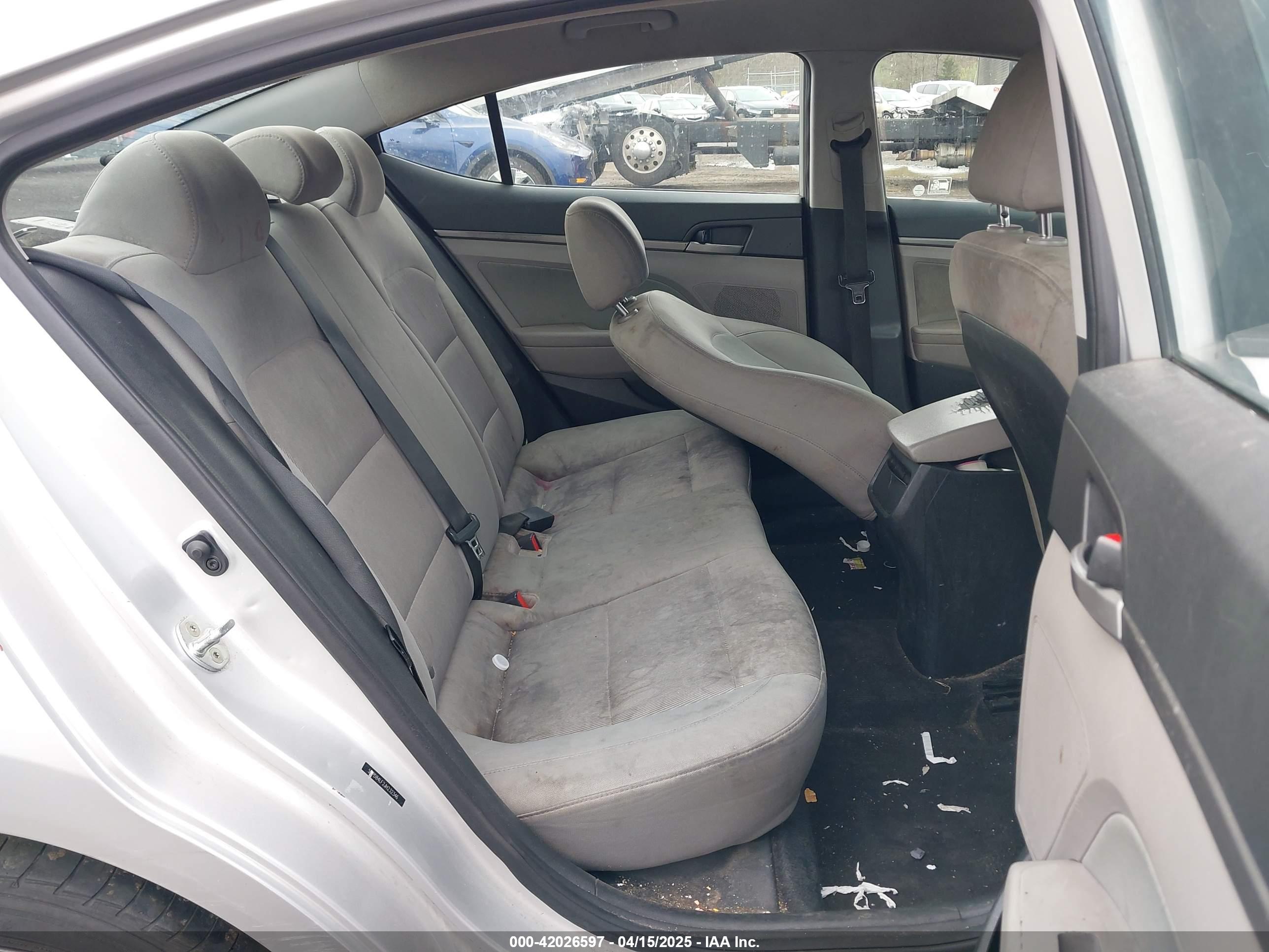 HYUNDAI ELANTRA image 8