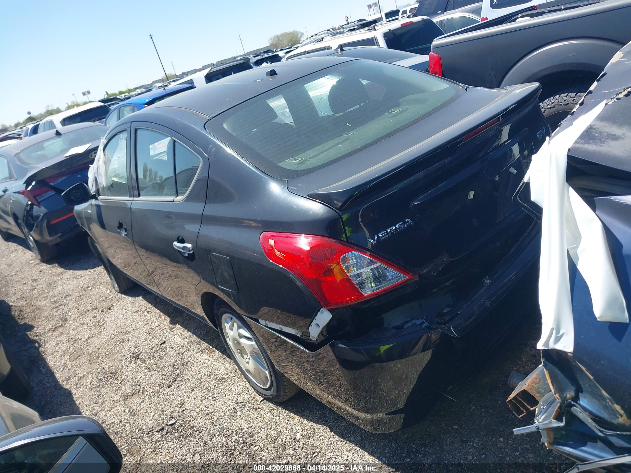 NISSAN VERSA image 3