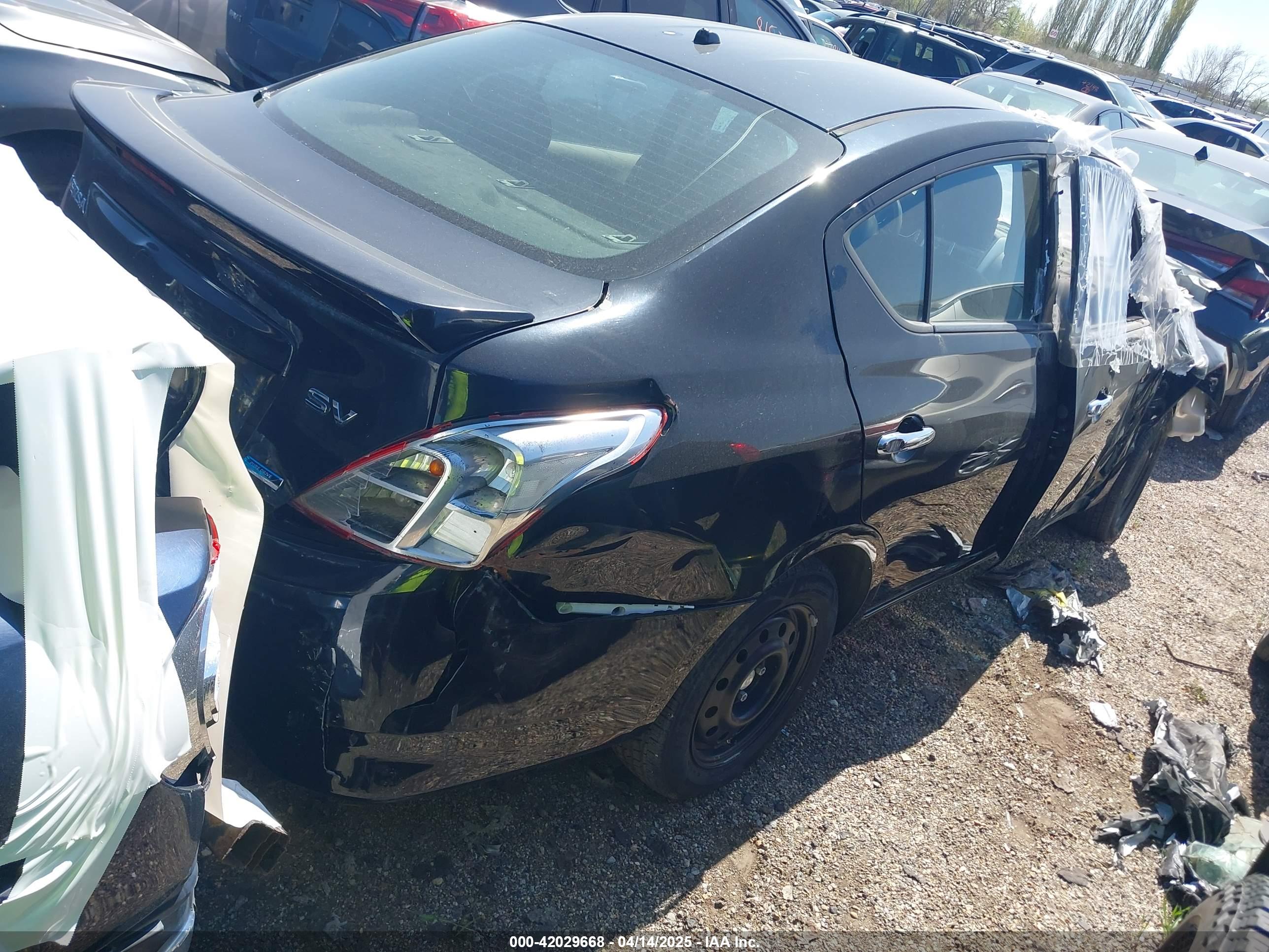 NISSAN VERSA image 4