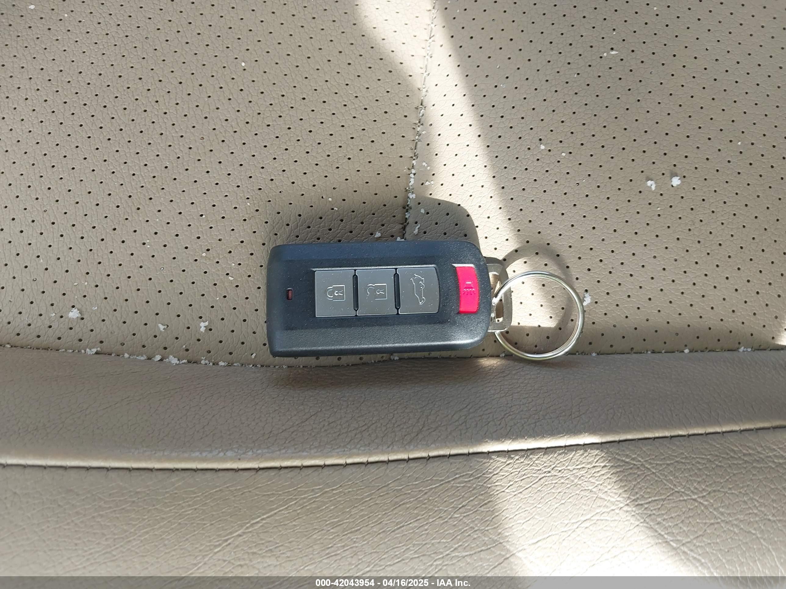 MITSUBISHI OUTLANDER image 11