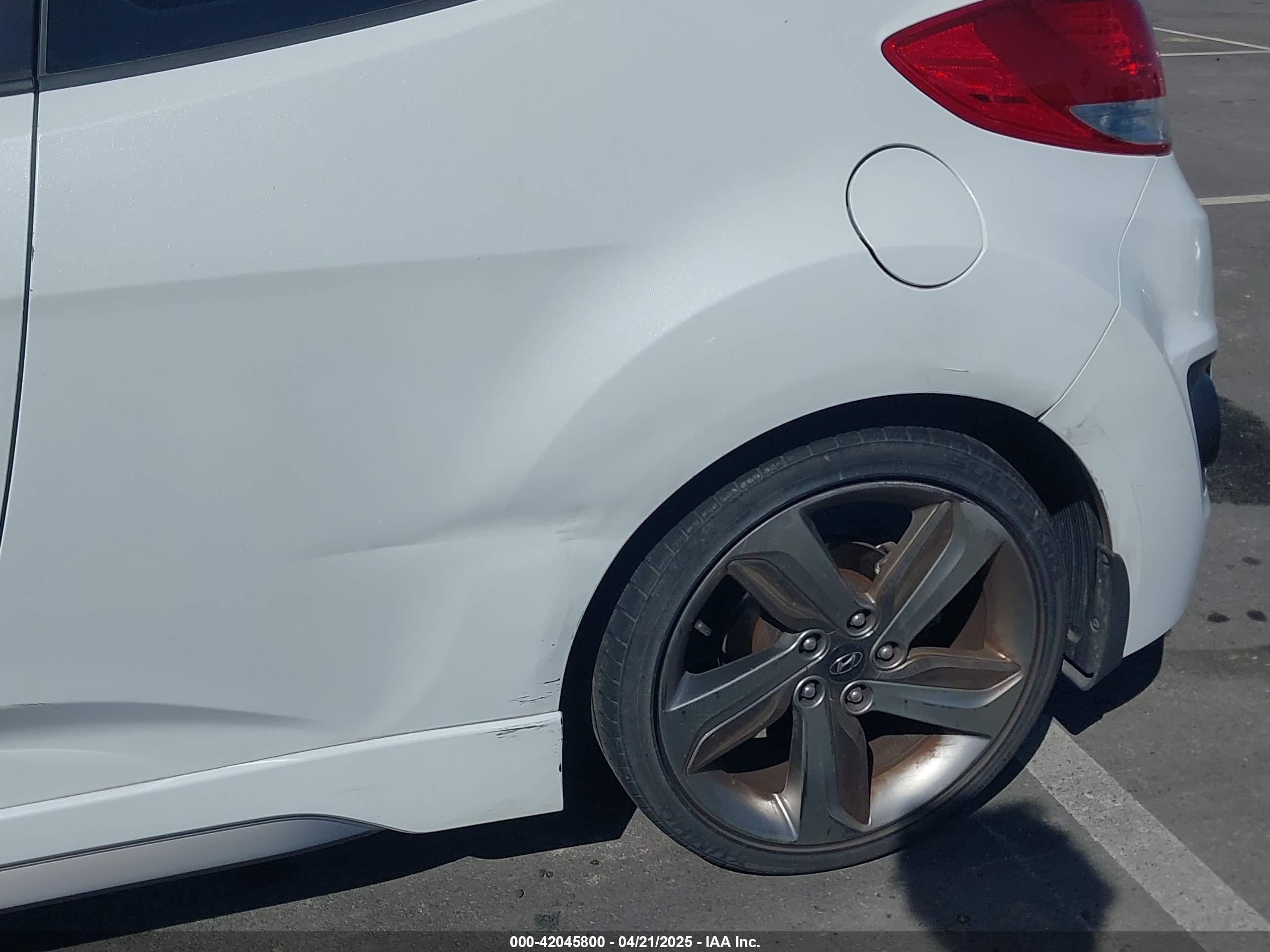 HYUNDAI VELOSTER image 6
