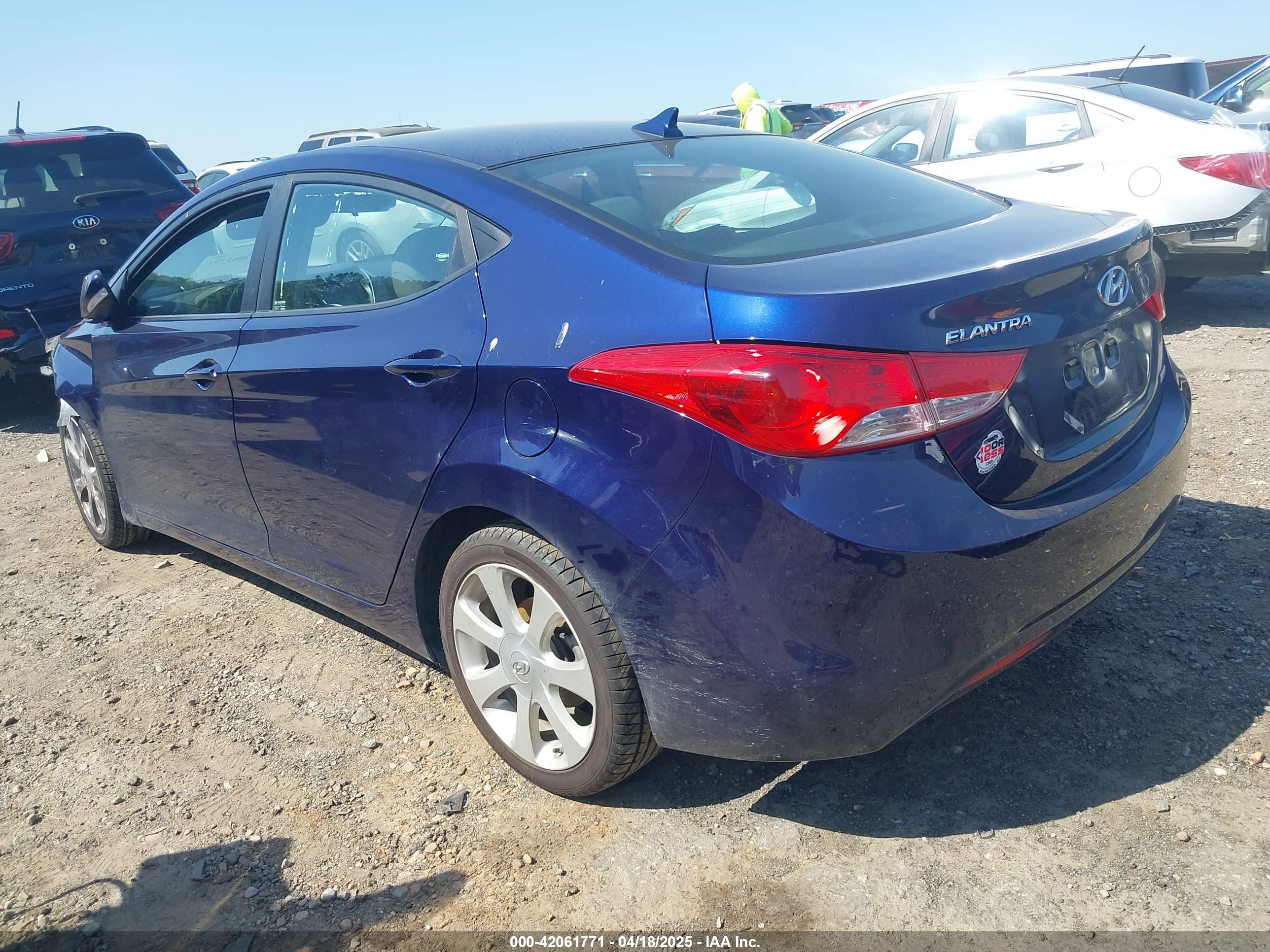 HYUNDAI ELANTRA image 3