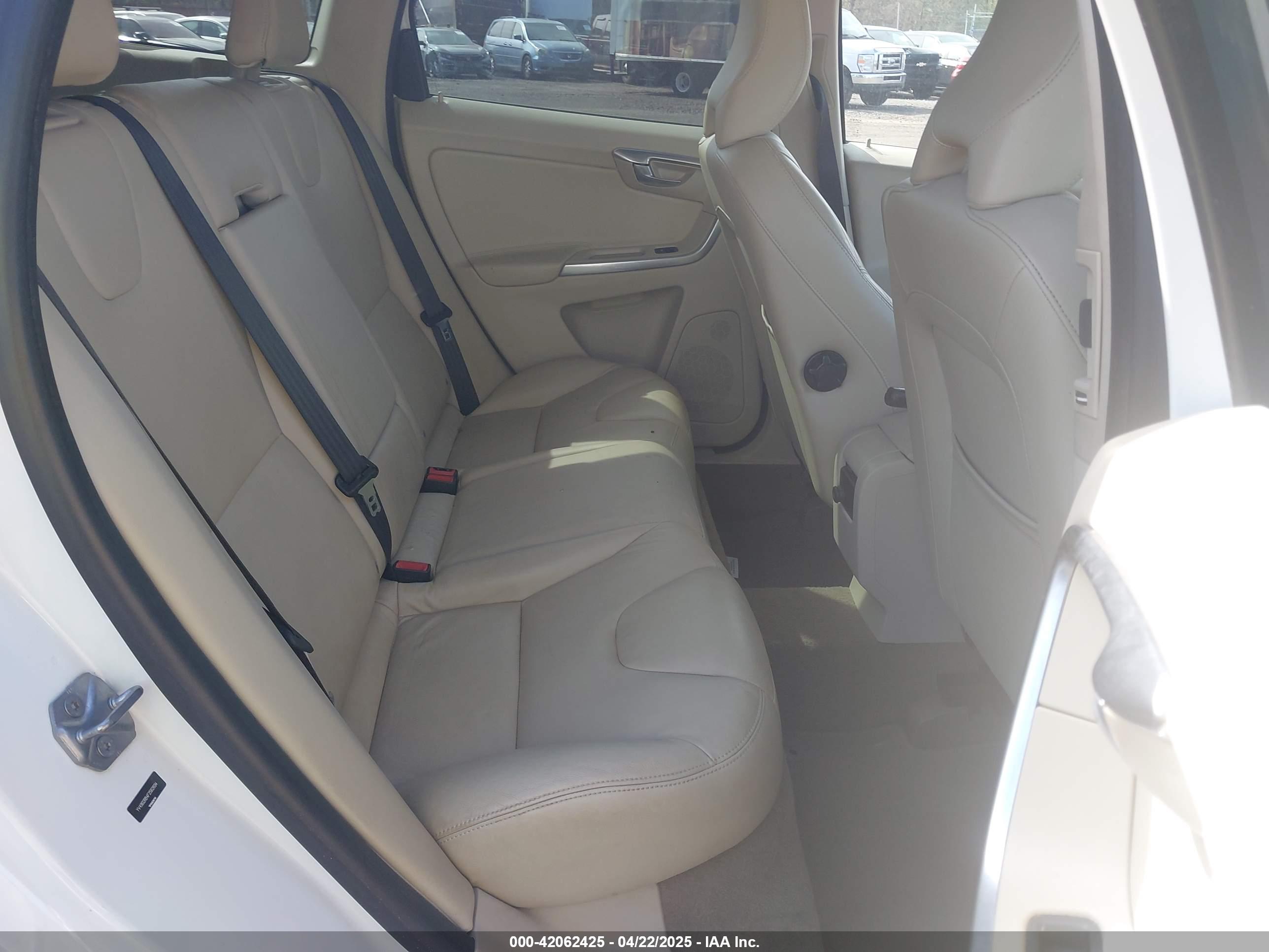 VOLVO XC60 image 8