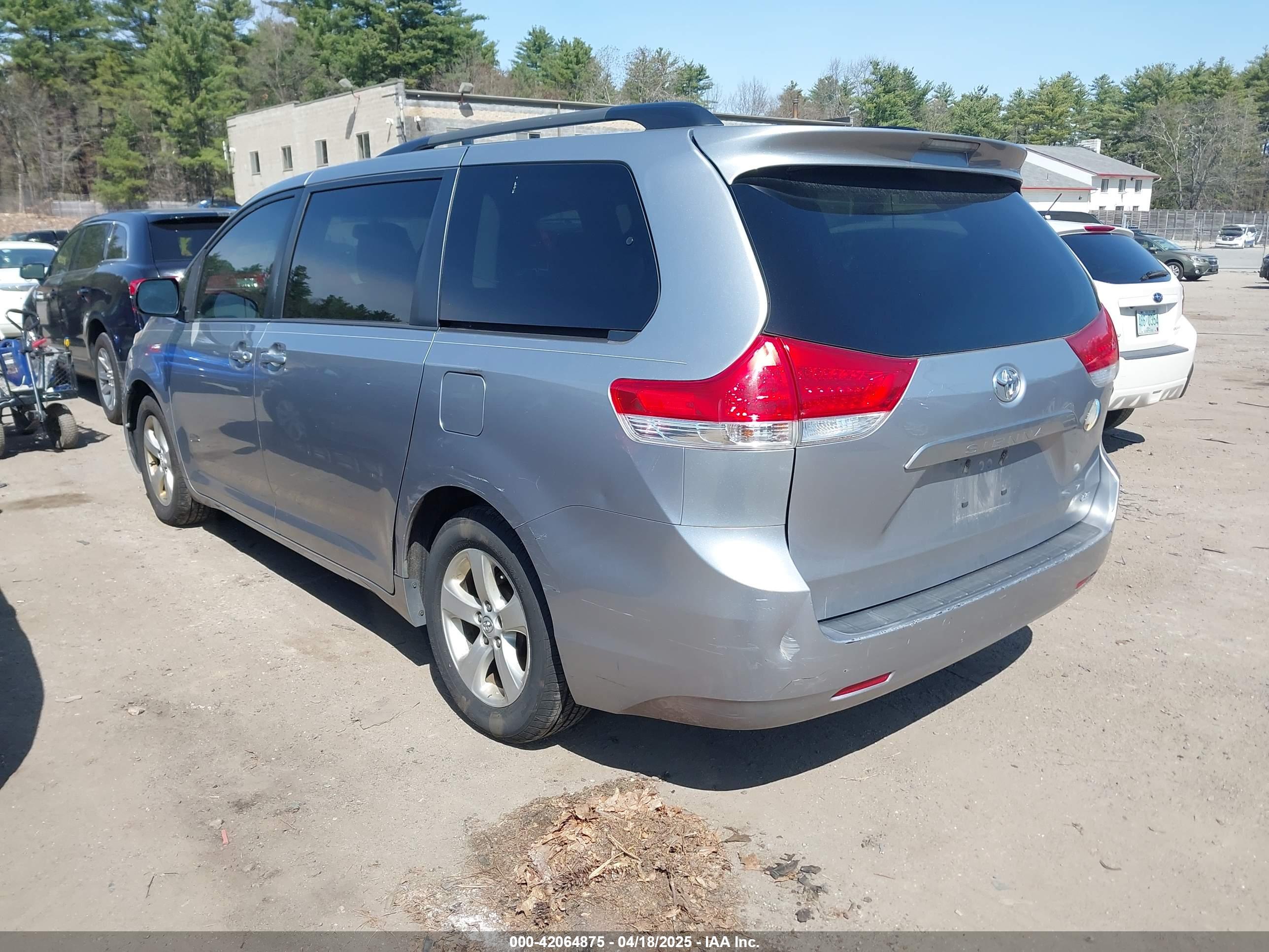 TOYOTA SIENNA image 3
