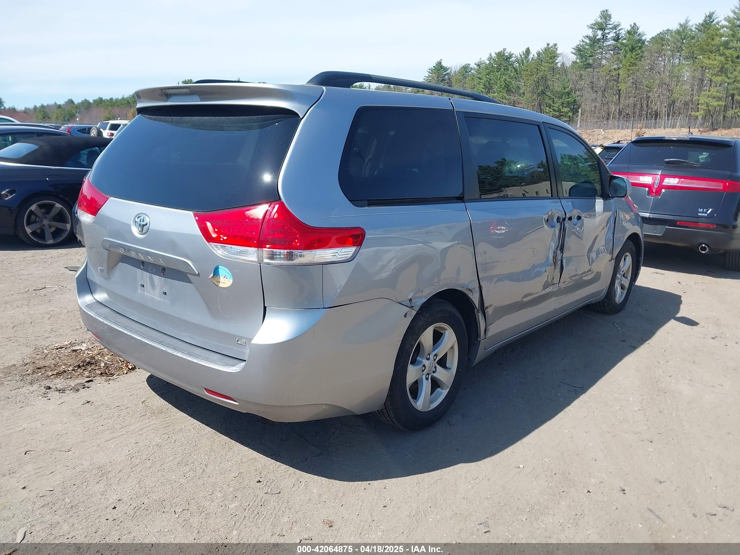 TOYOTA SIENNA image 4