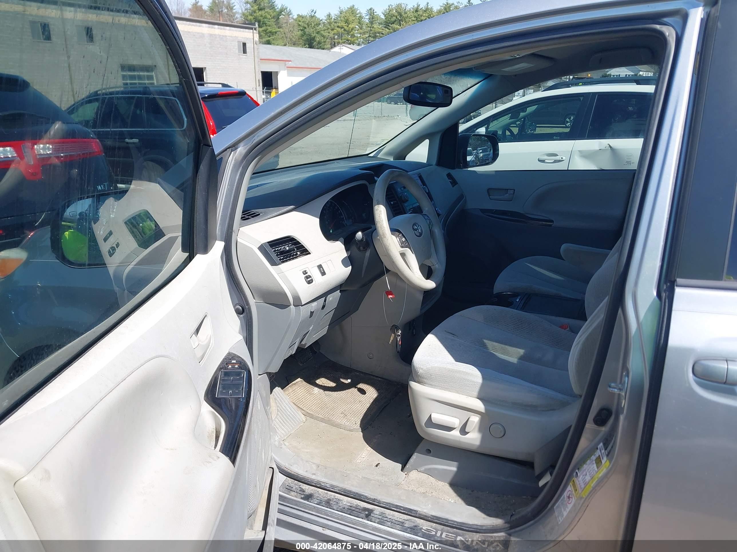 TOYOTA SIENNA image 5