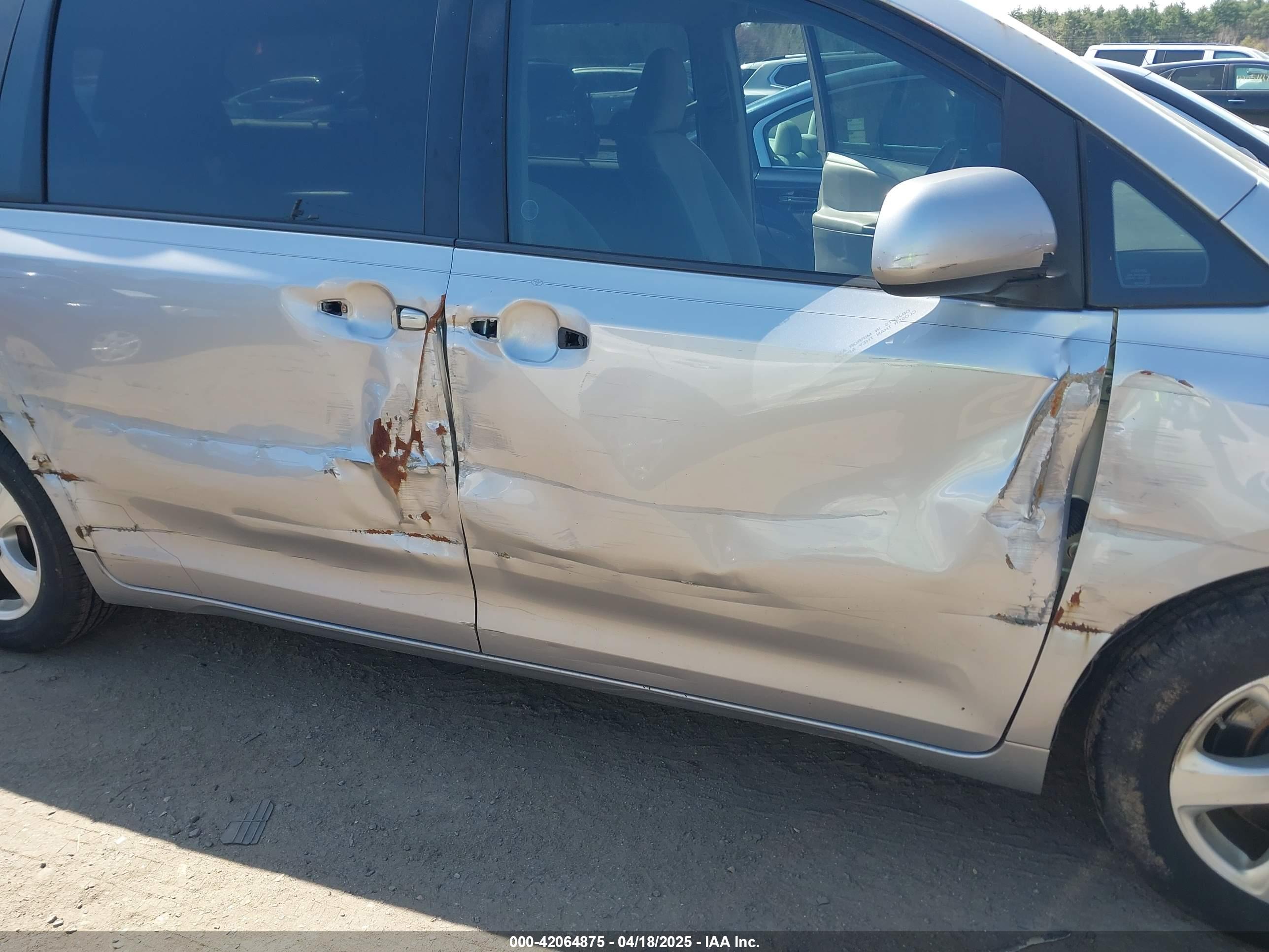 TOYOTA SIENNA image 6
