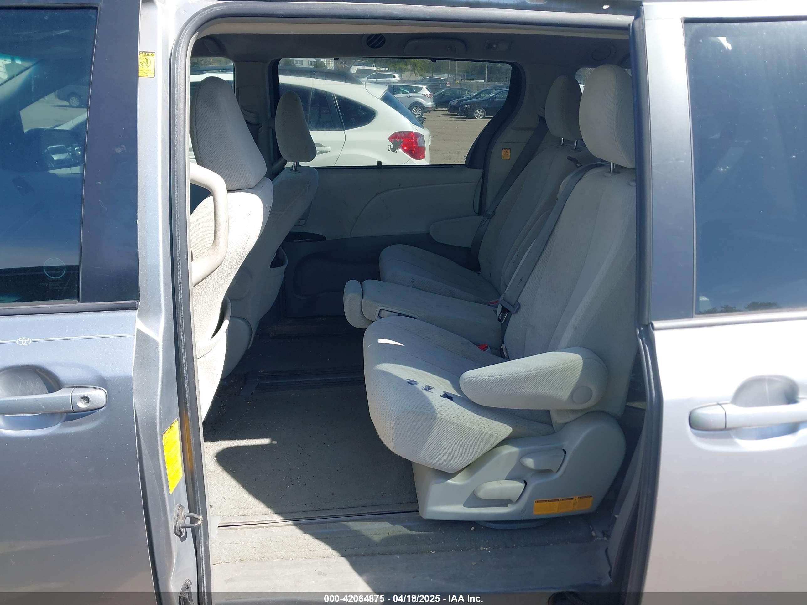 TOYOTA SIENNA image 8