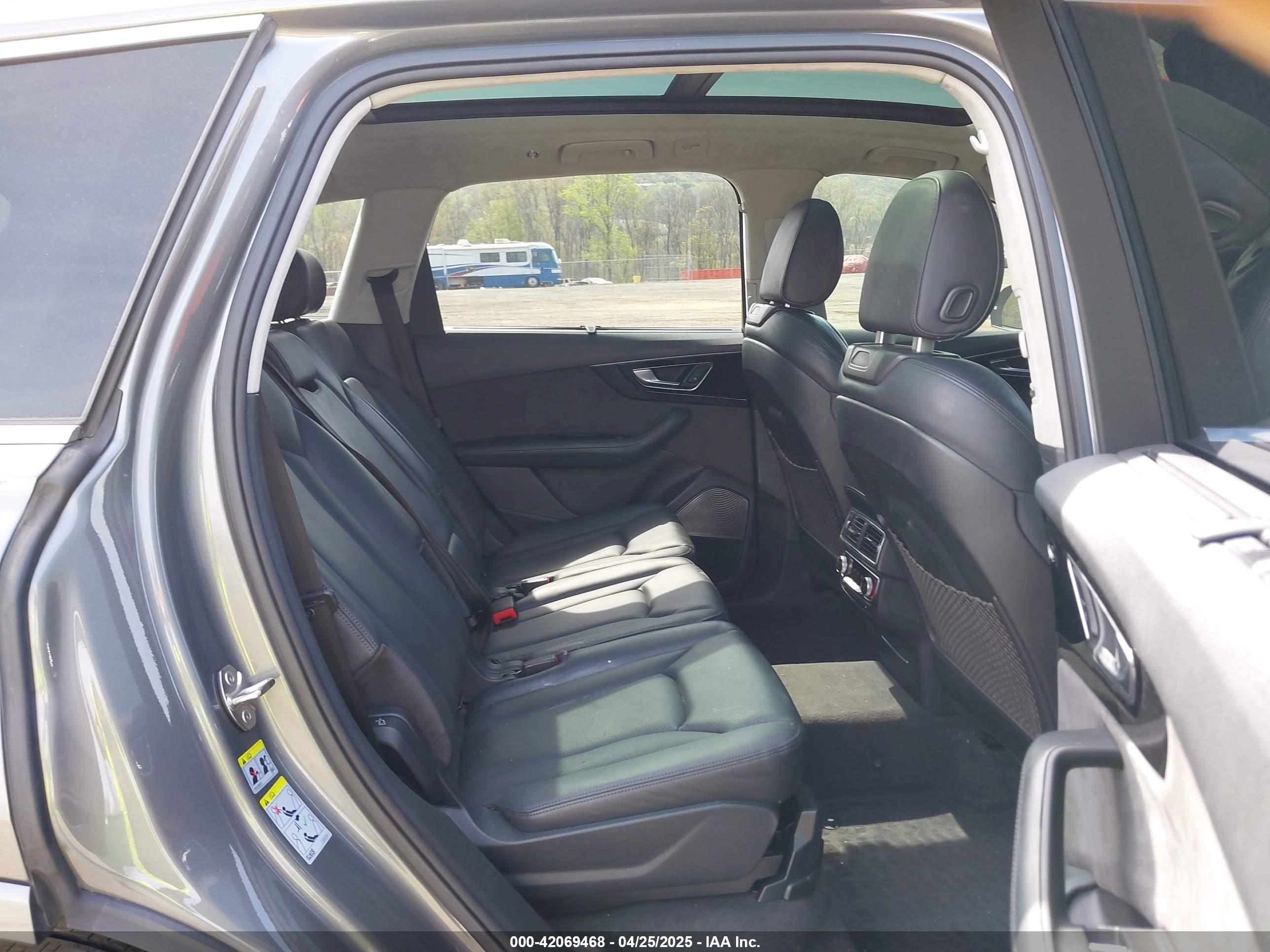 AUDI Q7 image 8