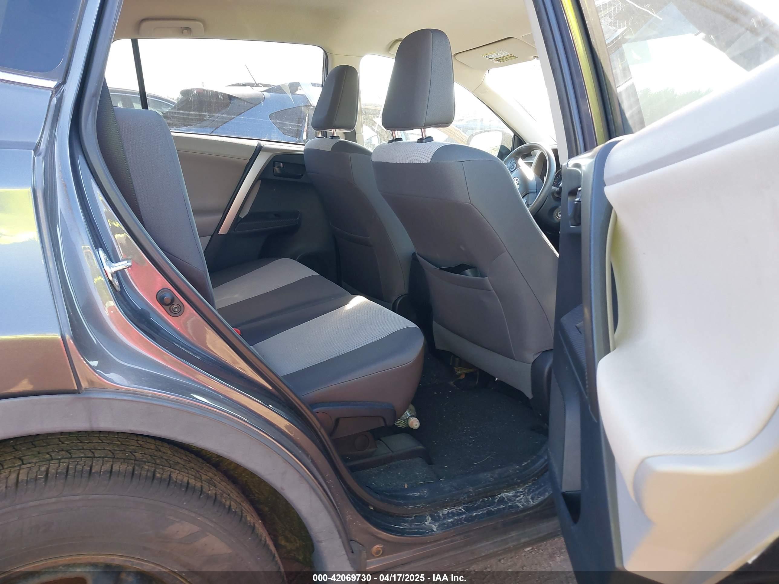 TOYOTA RAV4 image 8