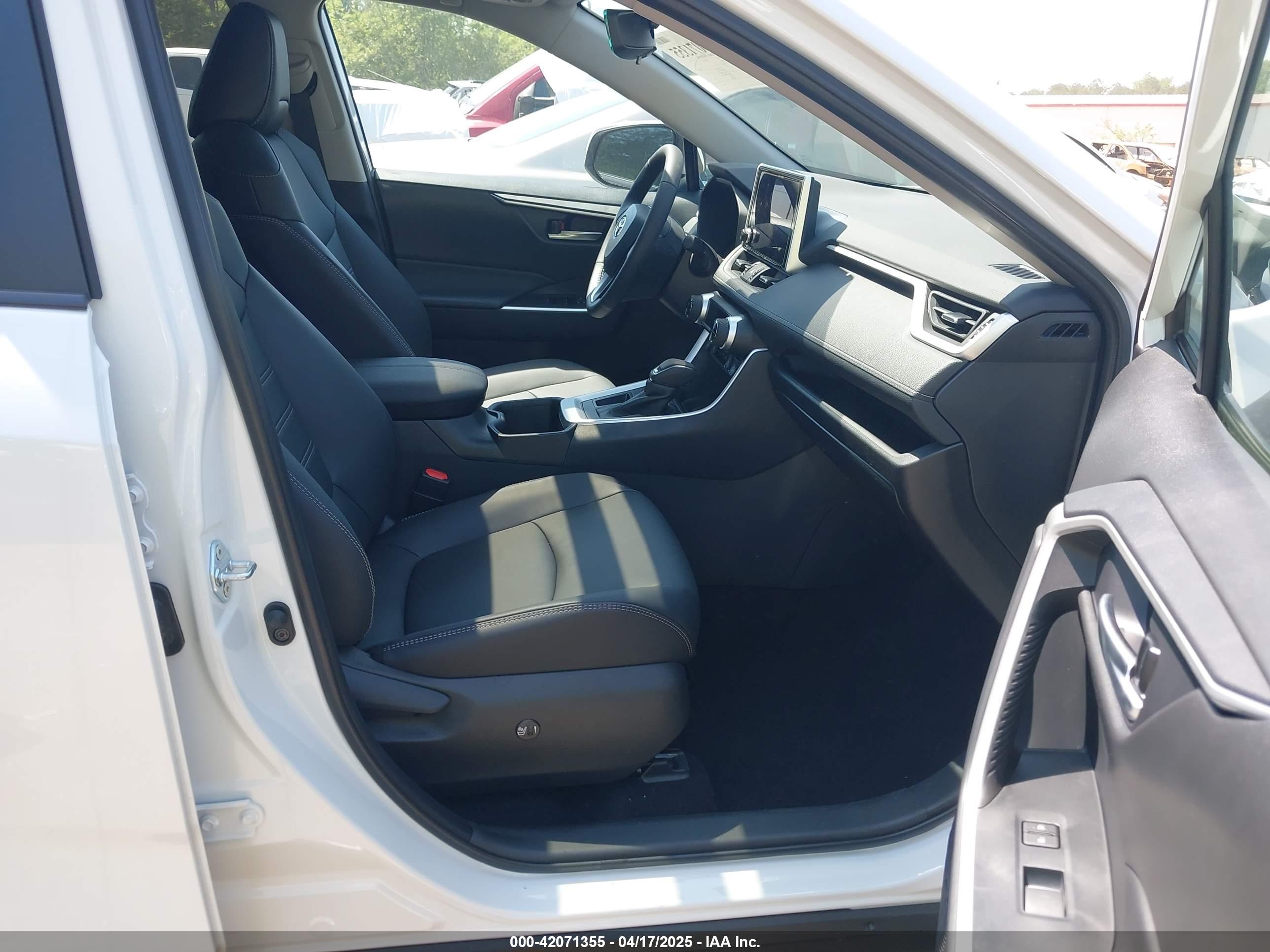 TOYOTA RAV4 image 5