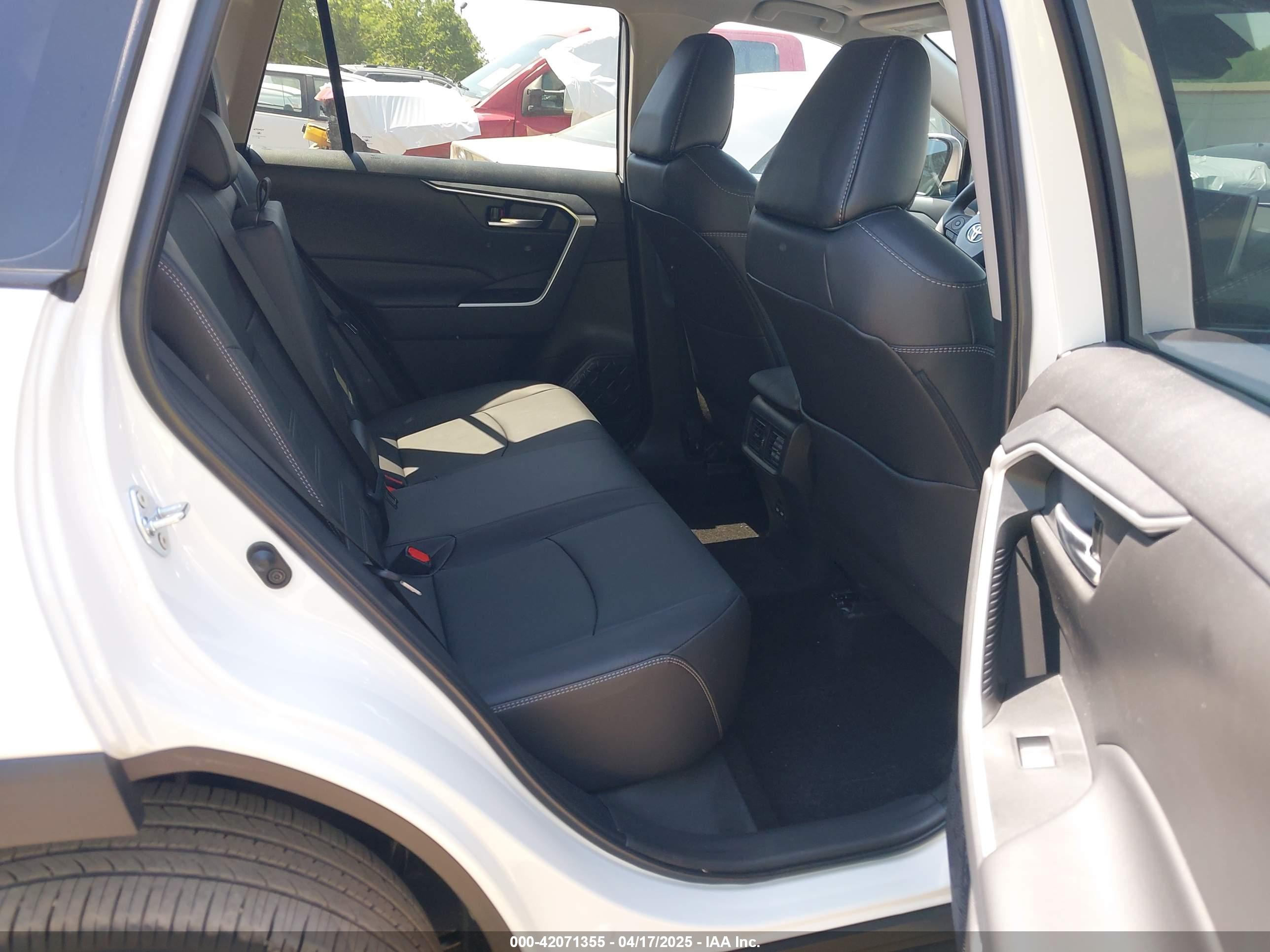 TOYOTA RAV4 image 8