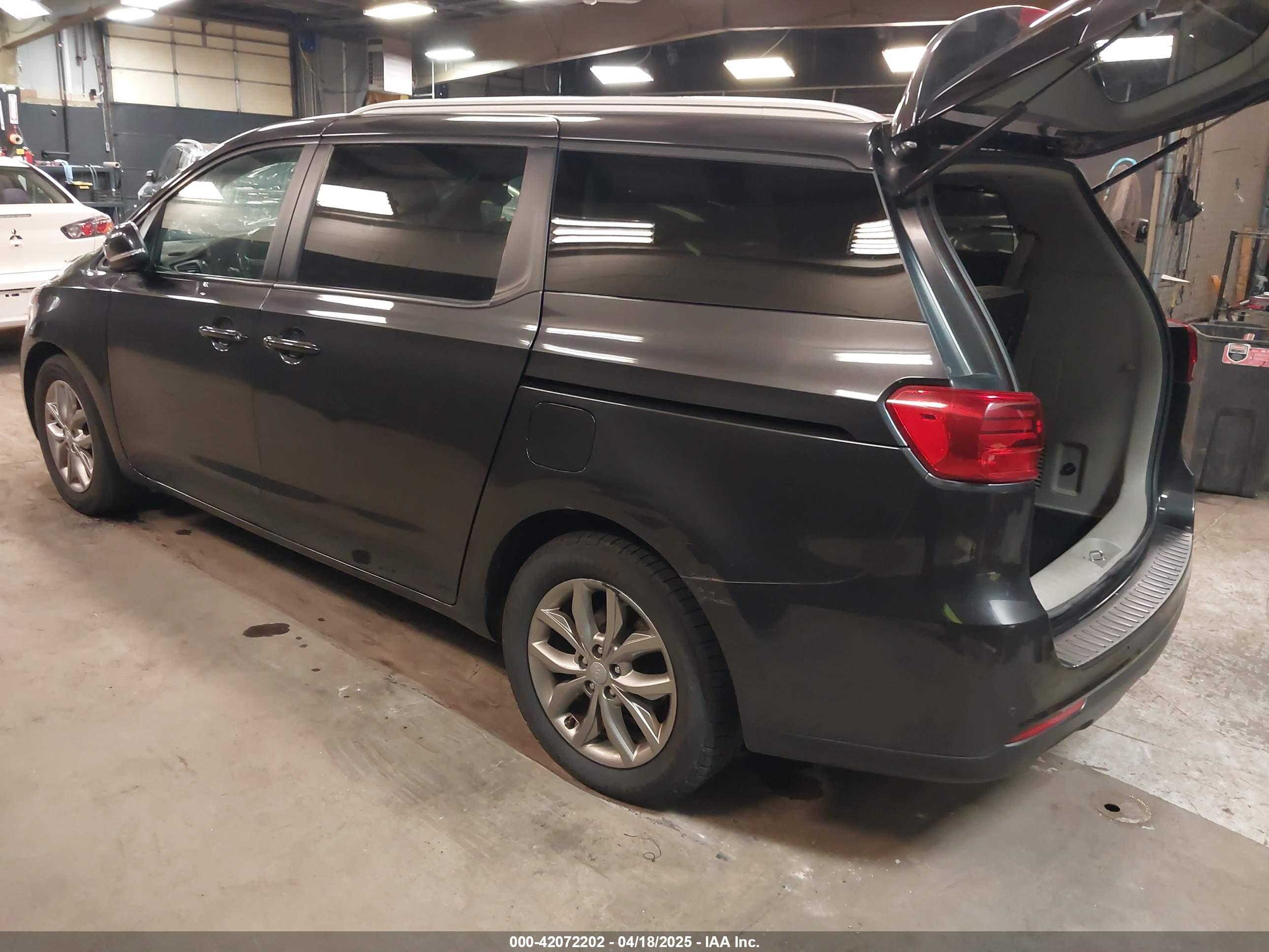 KIA SEDONA image 3