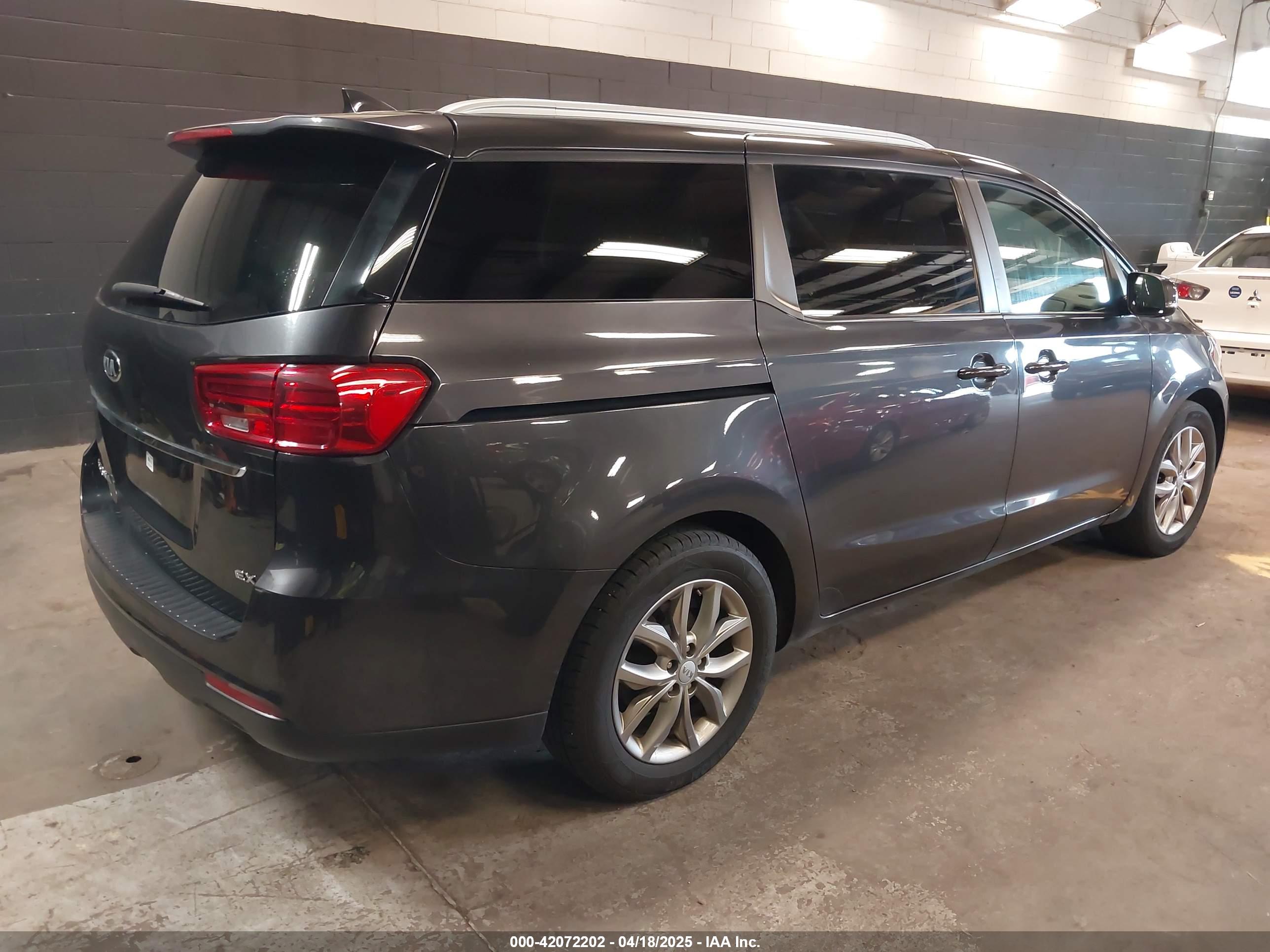 KIA SEDONA image 4