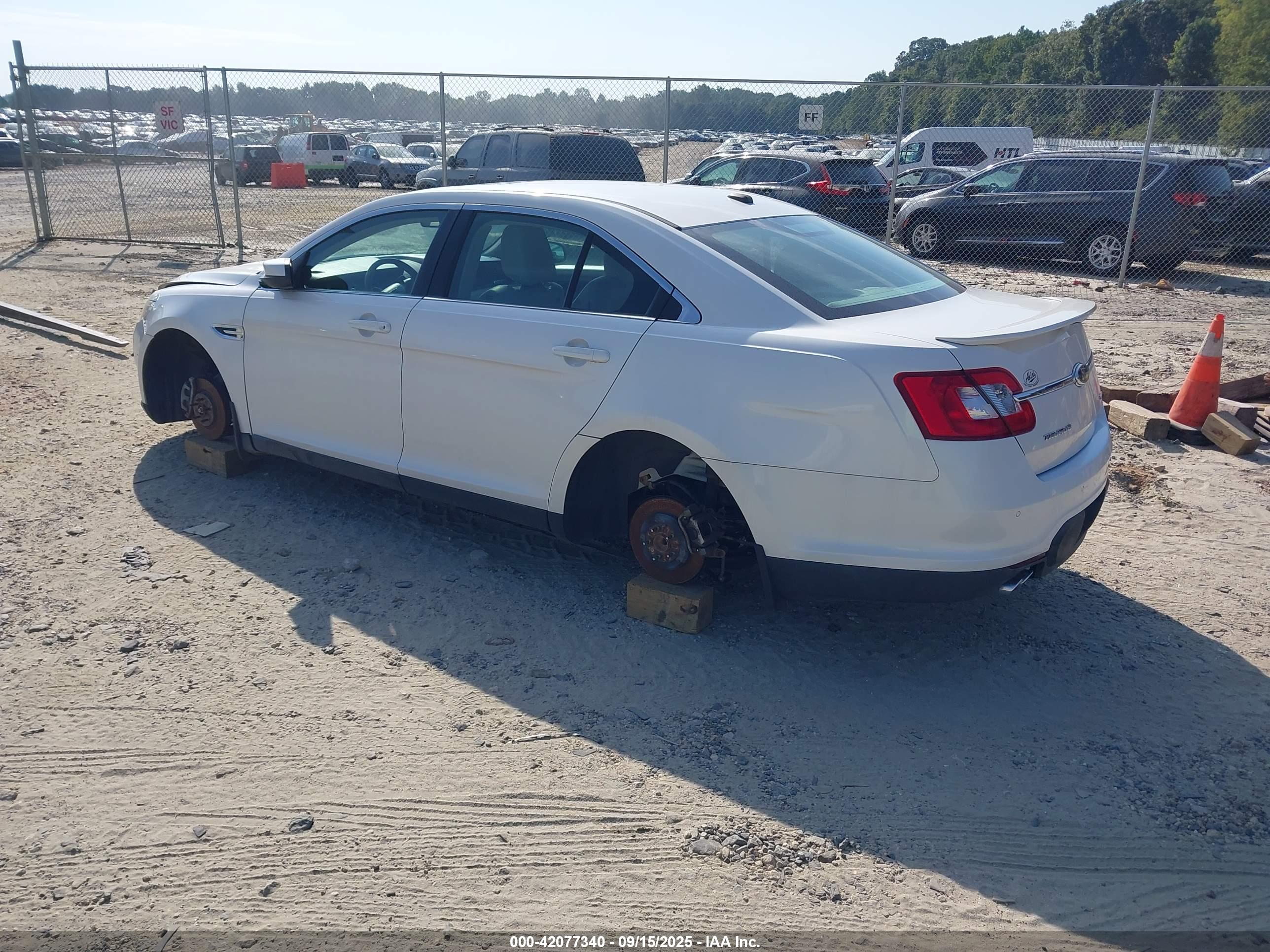 FORD TAURUS image 3