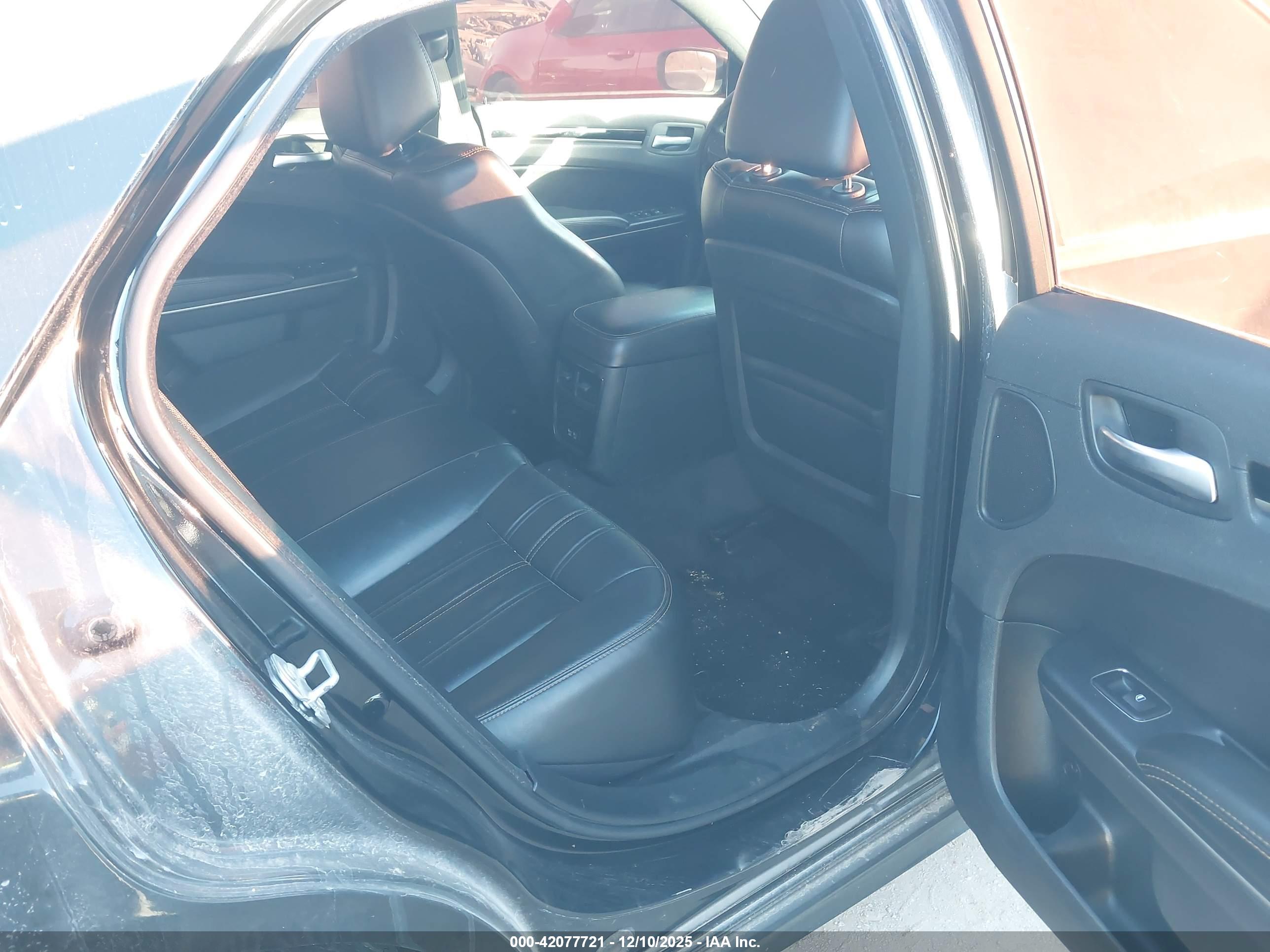CHRYSLER 300 image 8