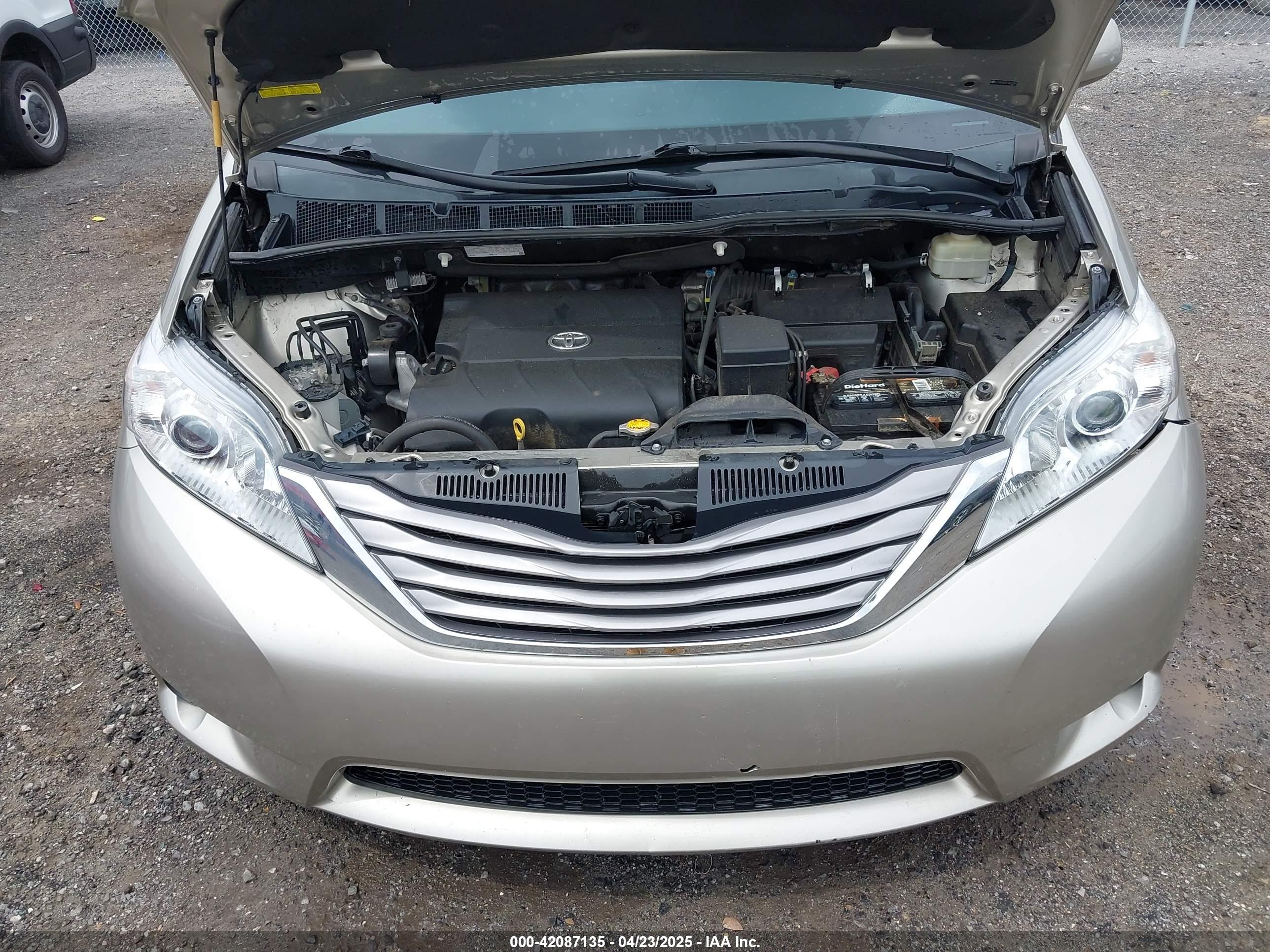 TOYOTA SIENNA image 10