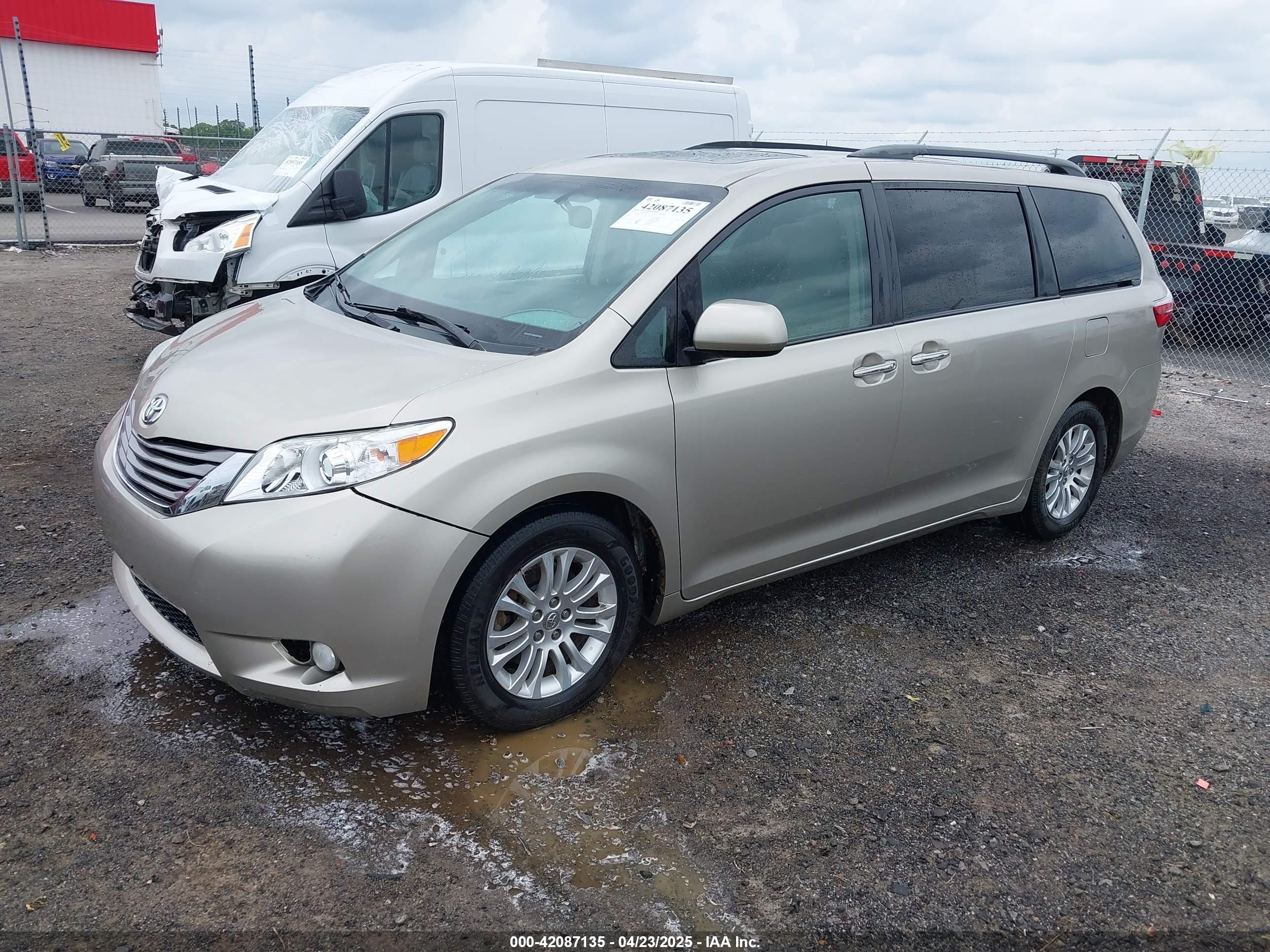 TOYOTA SIENNA image 2
