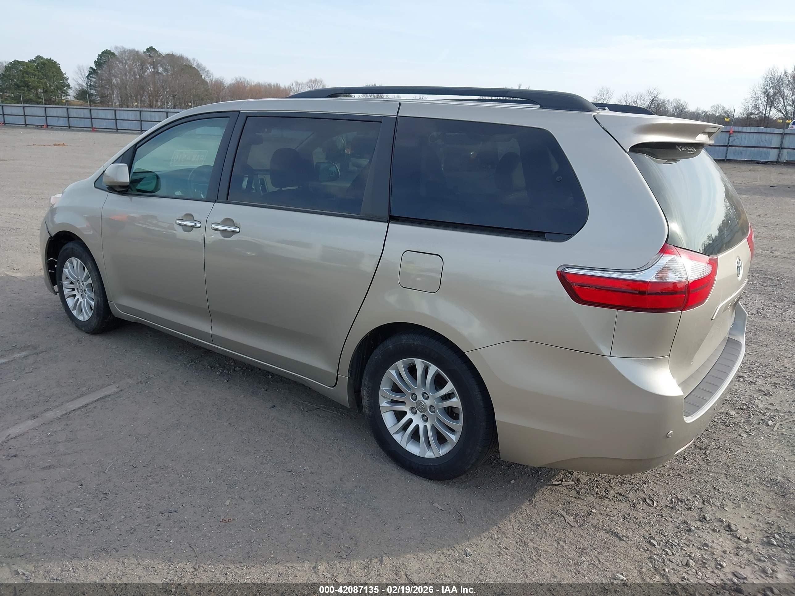 TOYOTA SIENNA image 3