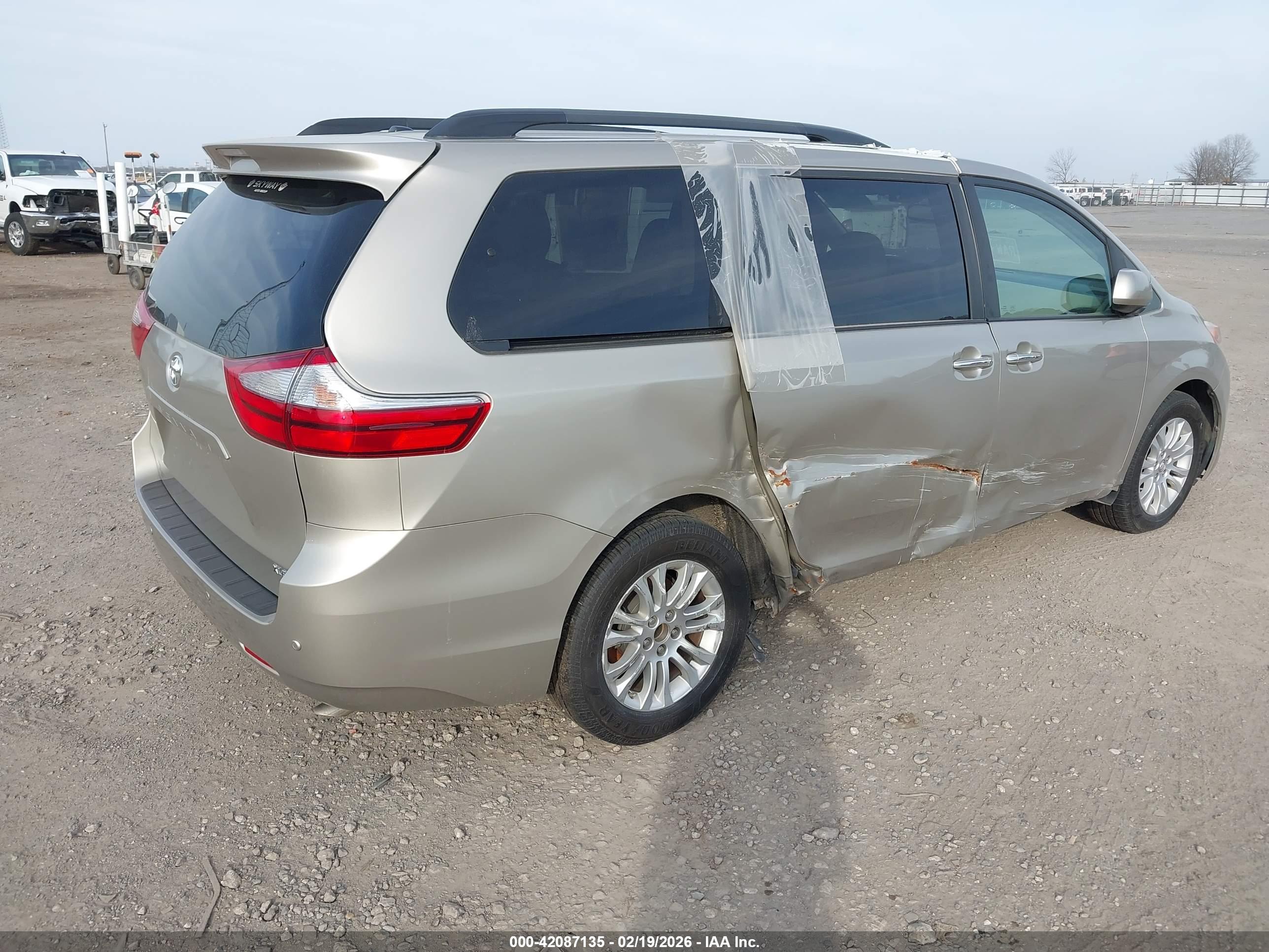 TOYOTA SIENNA image 4