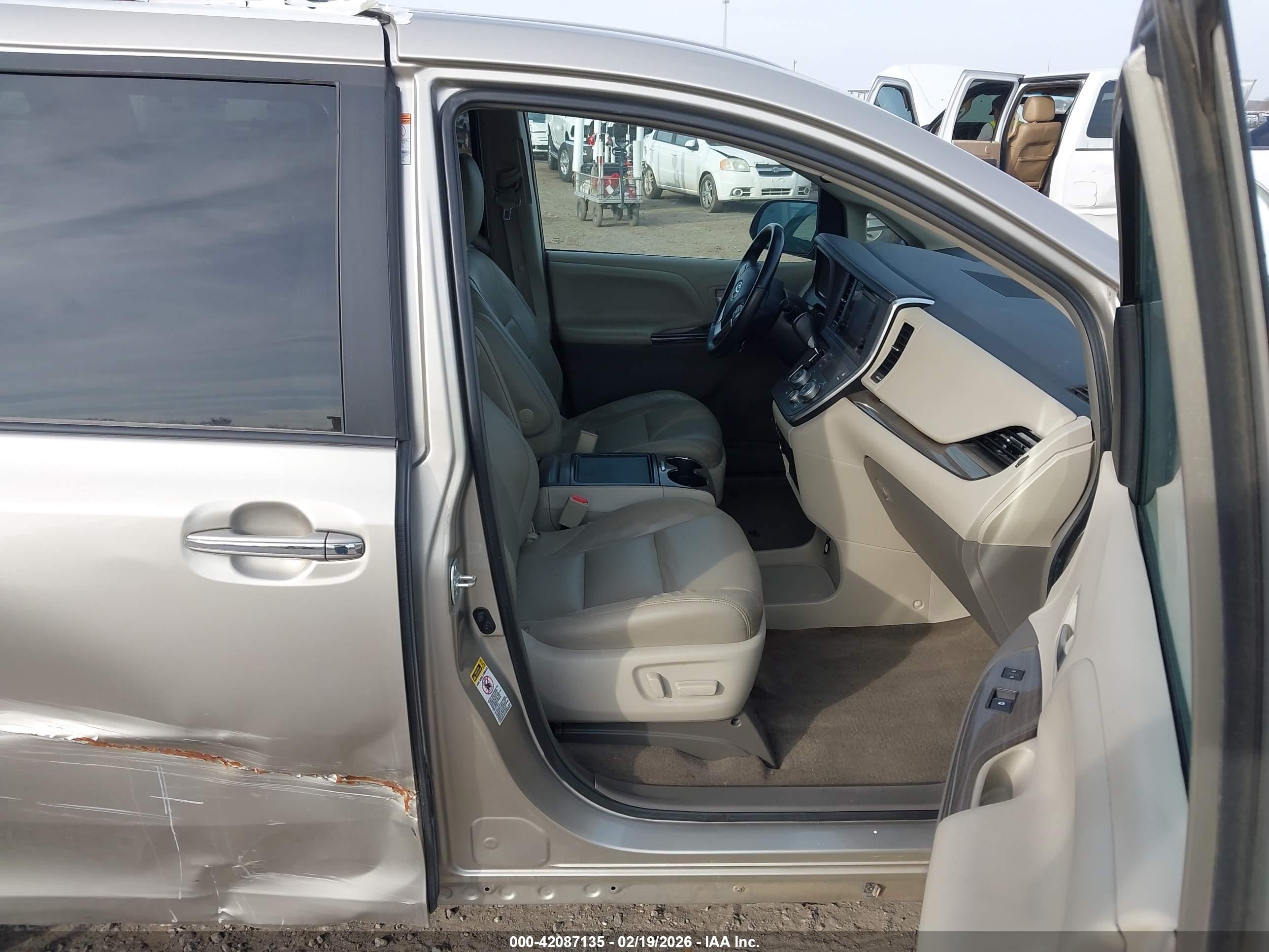 TOYOTA SIENNA image 5