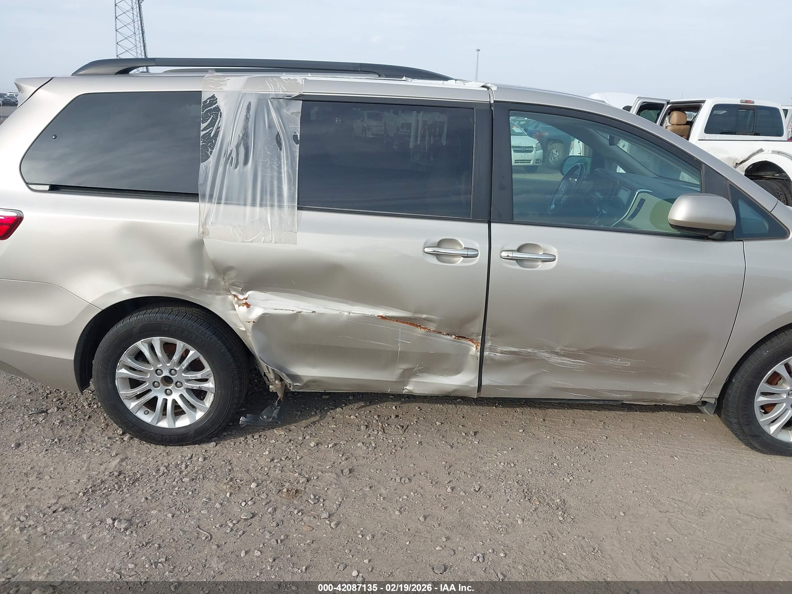 TOYOTA SIENNA image 6