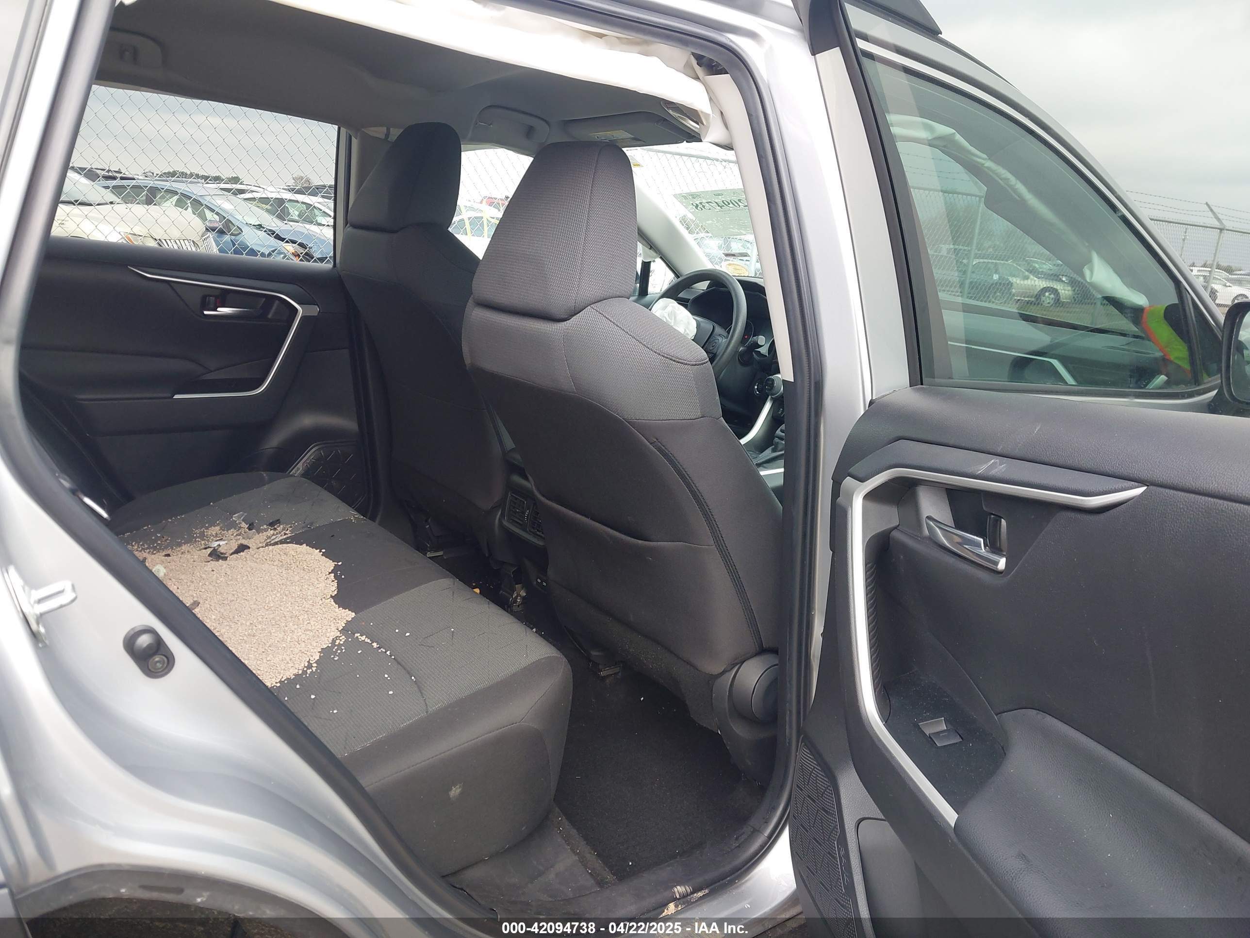 TOYOTA RAV4 image 8