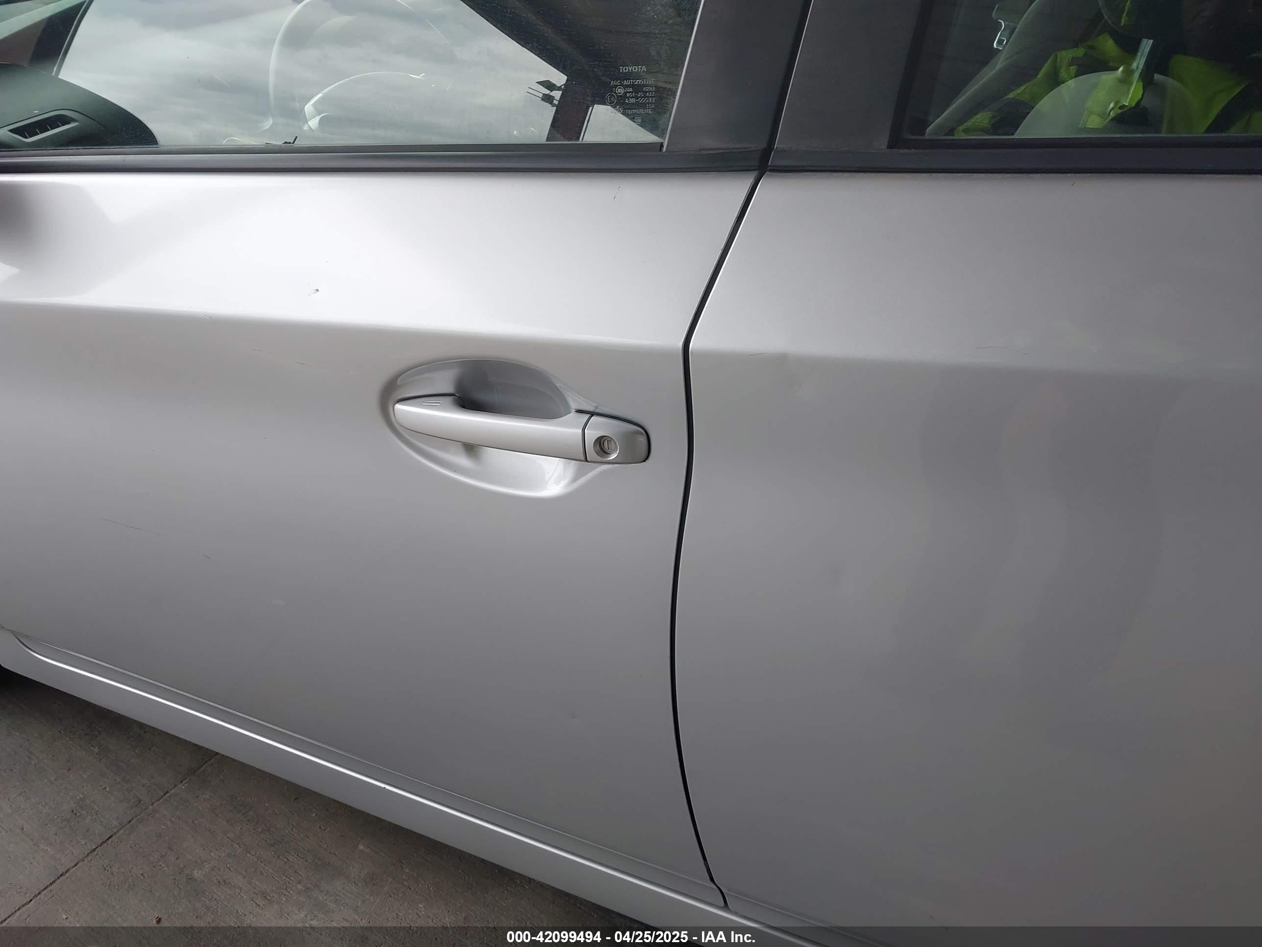 TOYOTA PRIUS image 6
